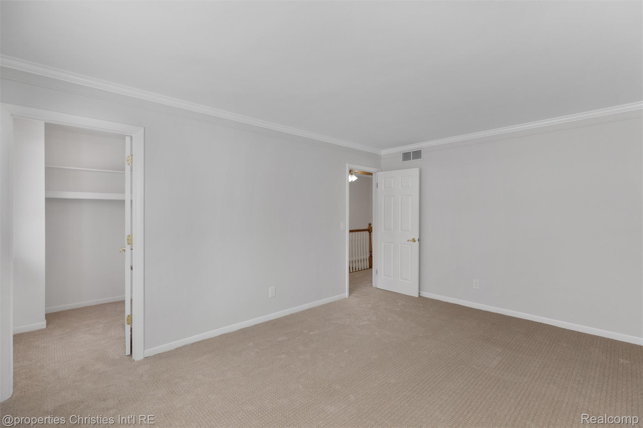607 Fox Hills Drive N