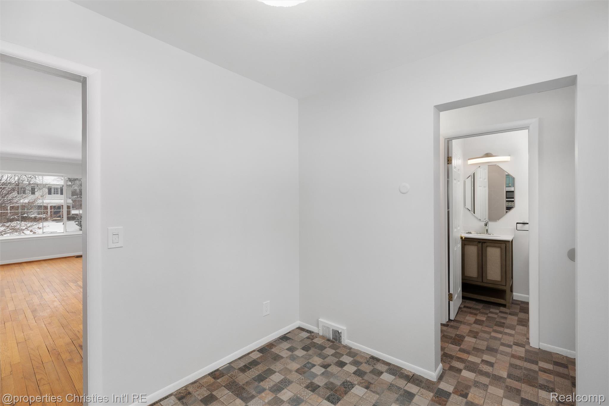 607 Fox Hills Drive N