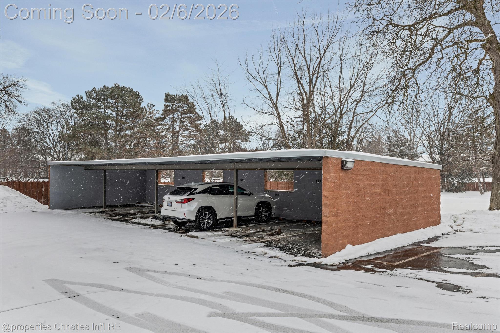 607 Fox Hills Drive N