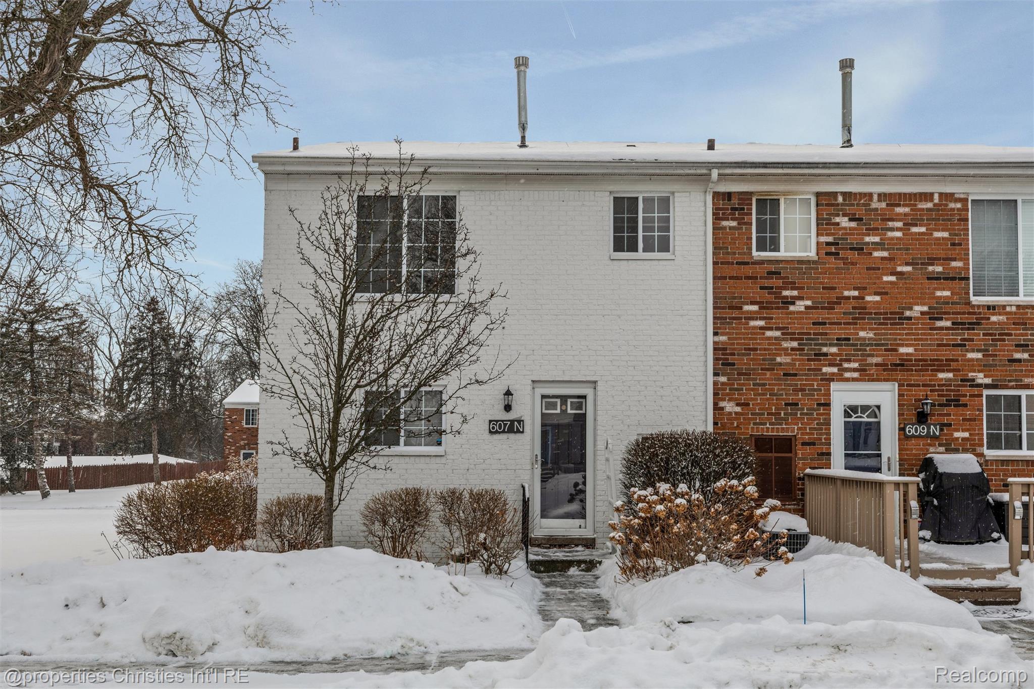 607 Fox Hills Drive N