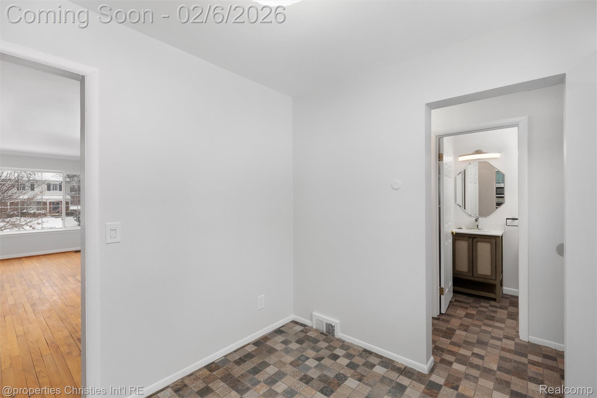 607 Fox Hills Drive N