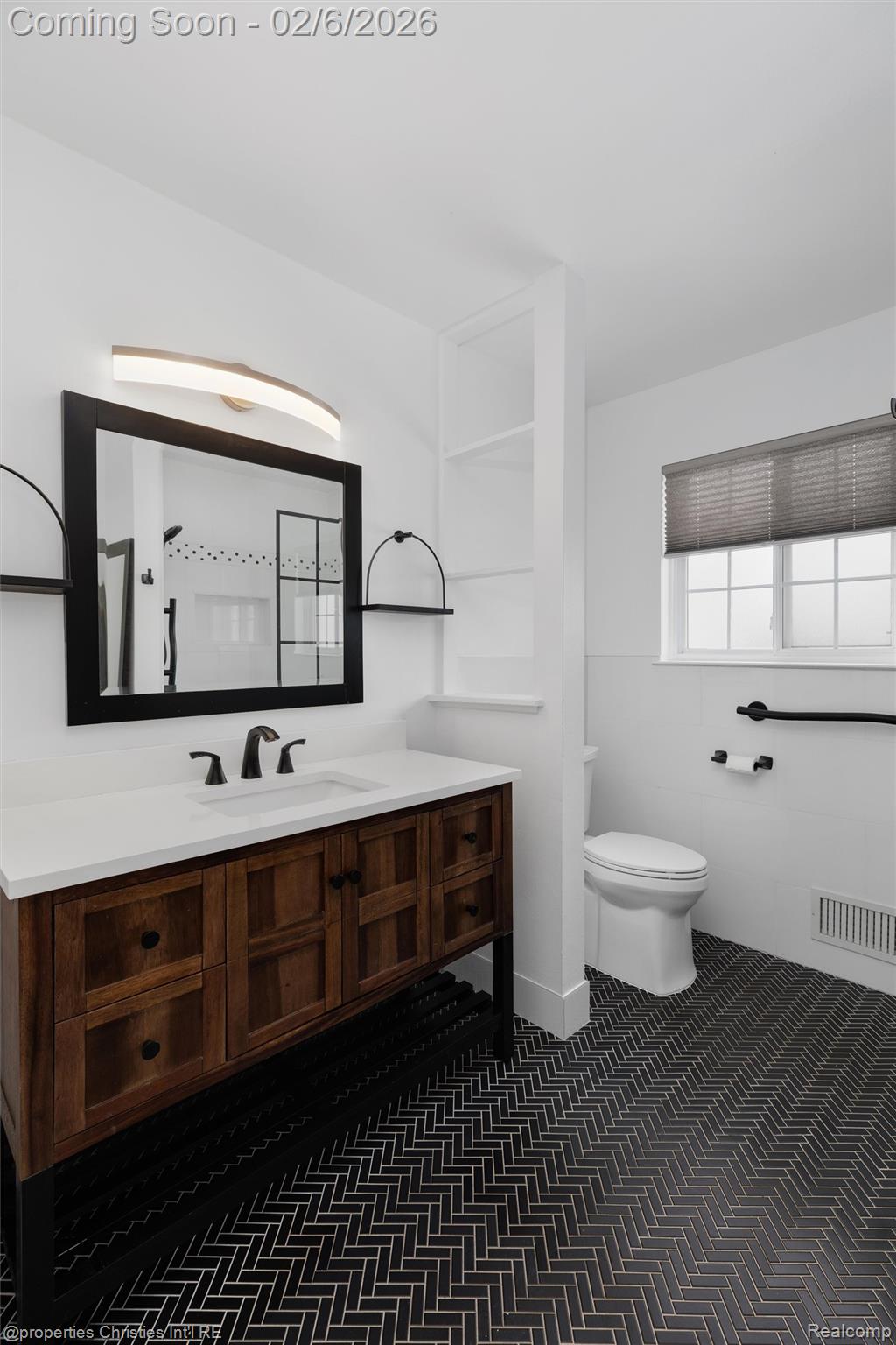 607 Fox Hills Drive N