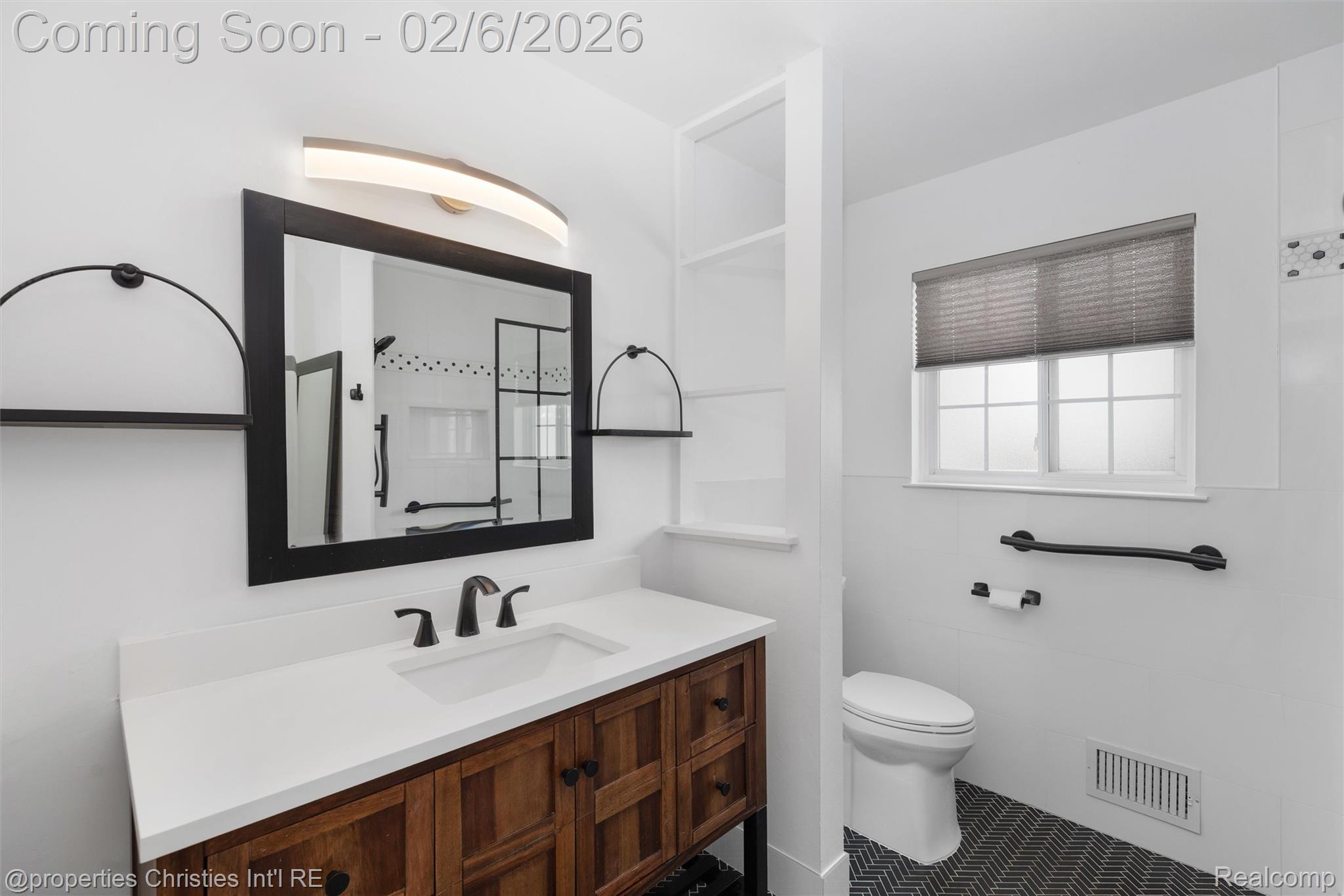 607 Fox Hills Drive N