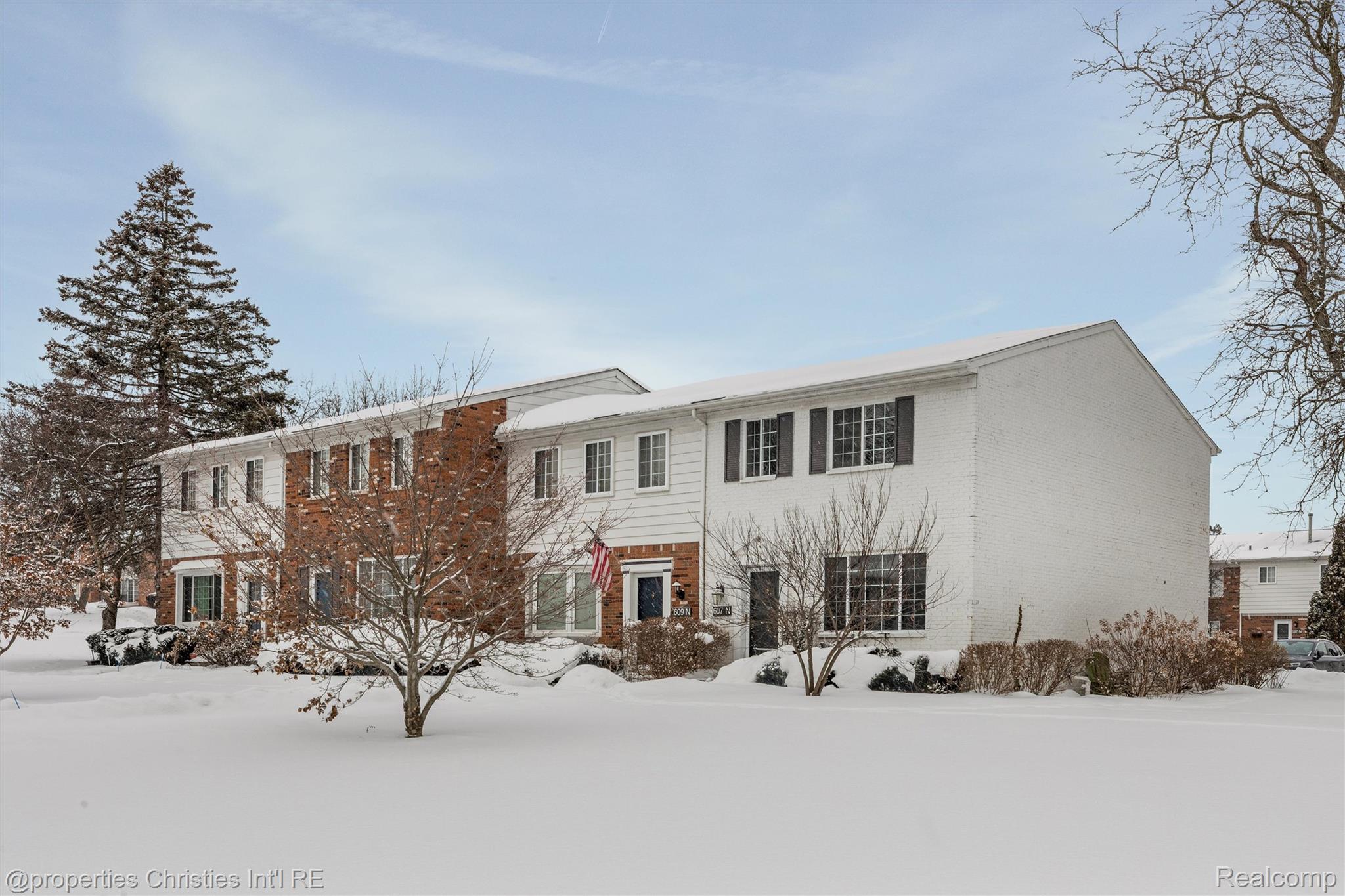607 Fox Hills Drive N