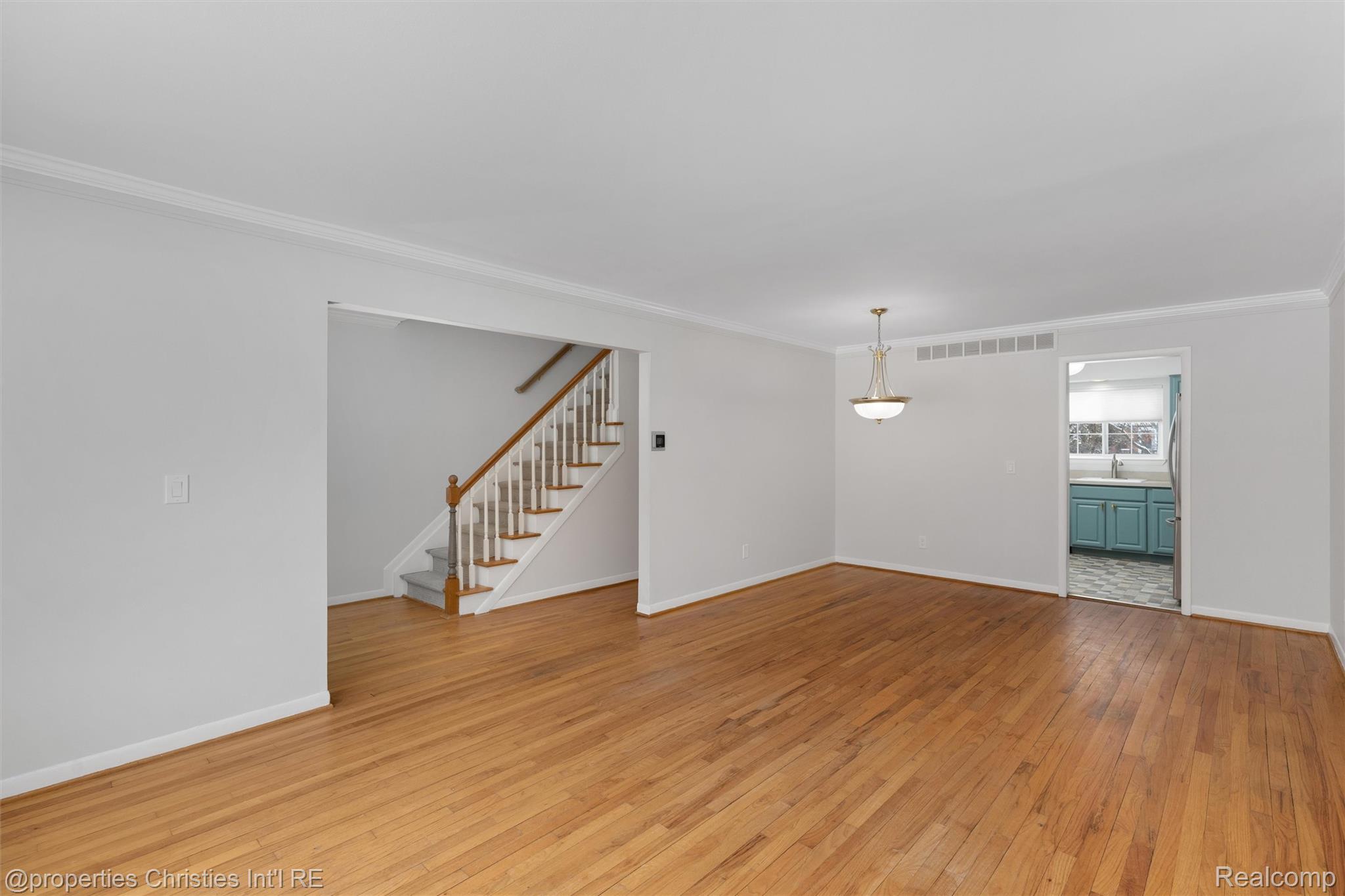 607 Fox Hills Drive N