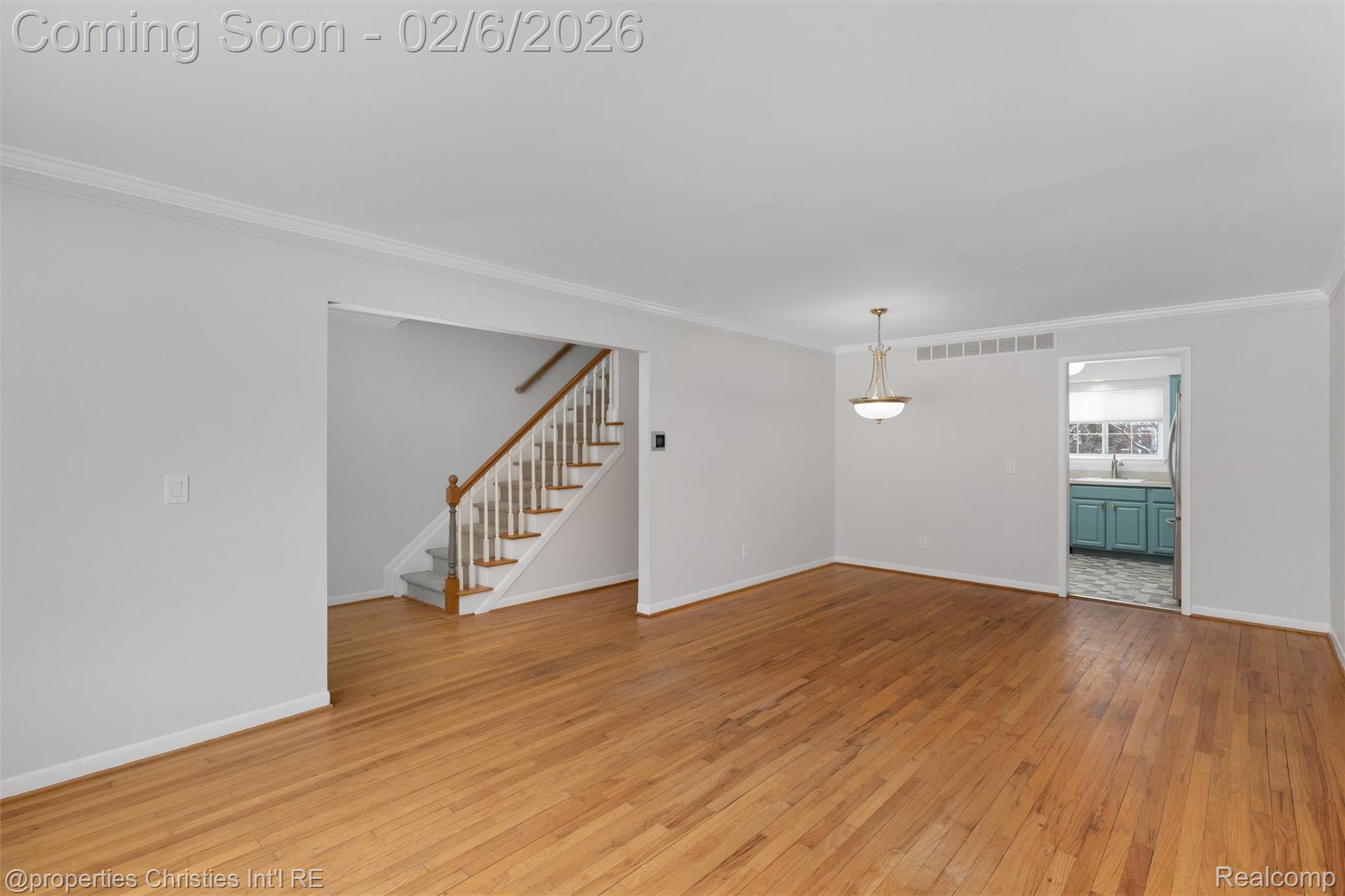 607 Fox Hills Drive N