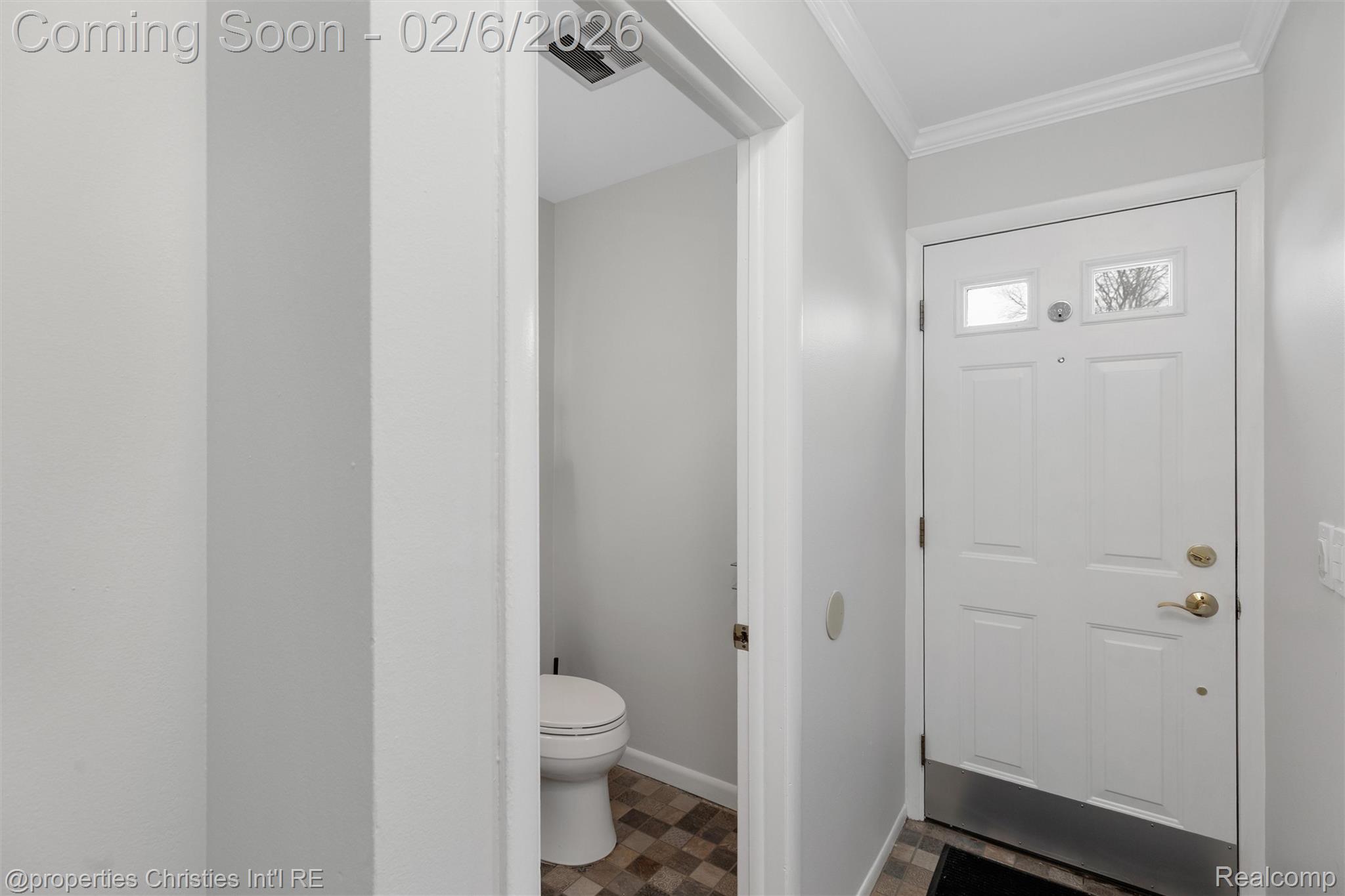 607 Fox Hills Drive N