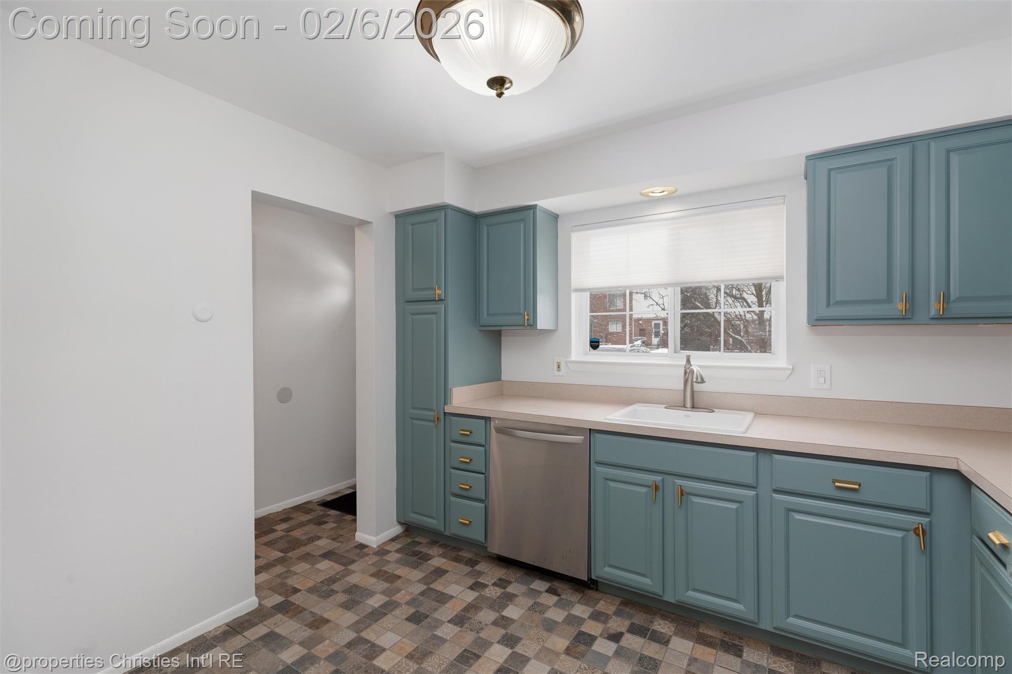 607 Fox Hills Drive N