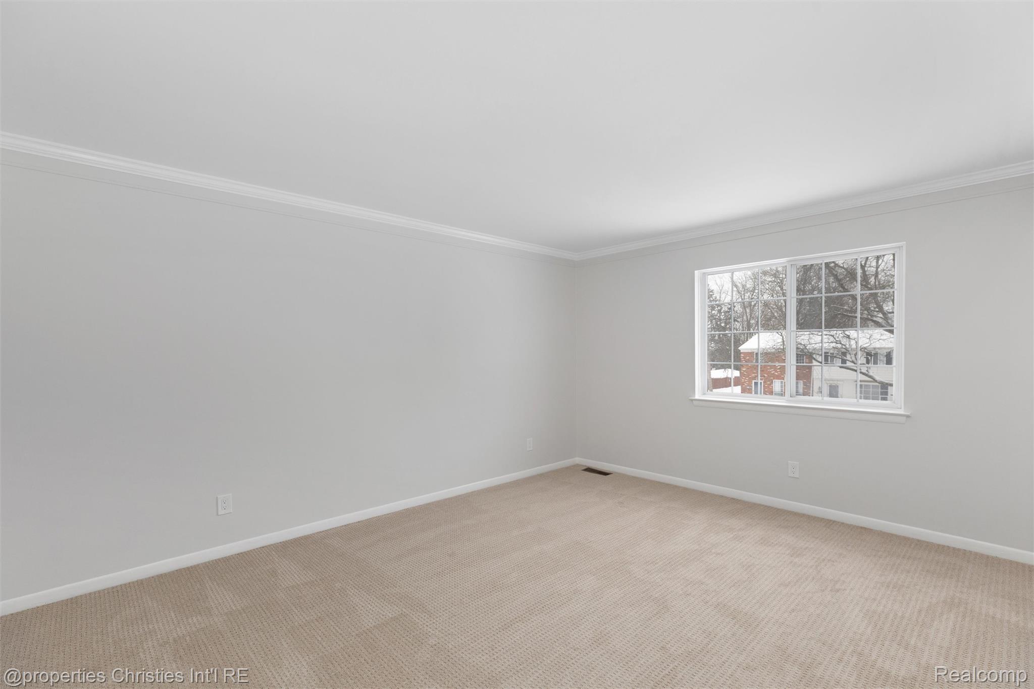 607 Fox Hills Drive N