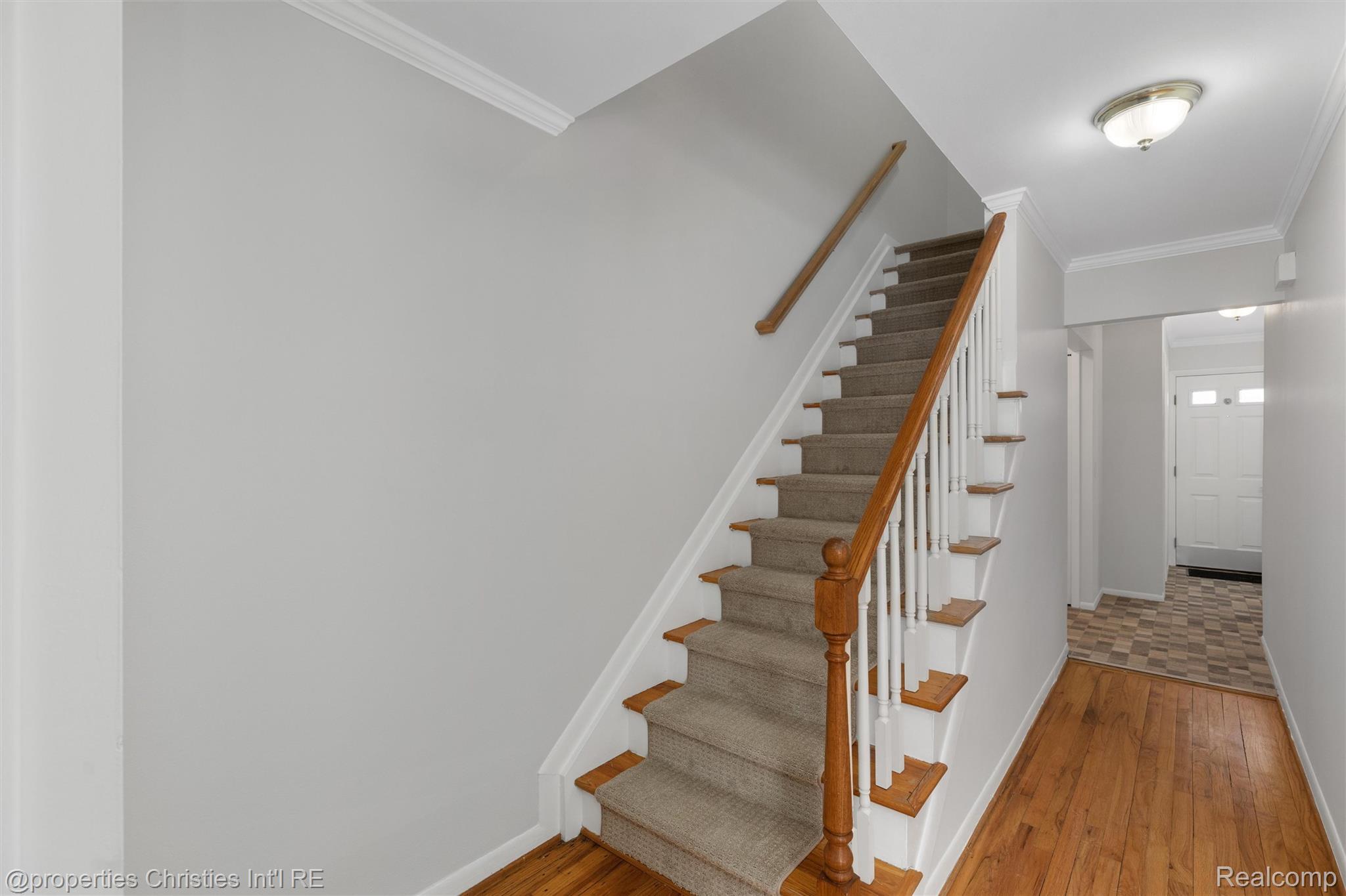 607 Fox Hills Drive N