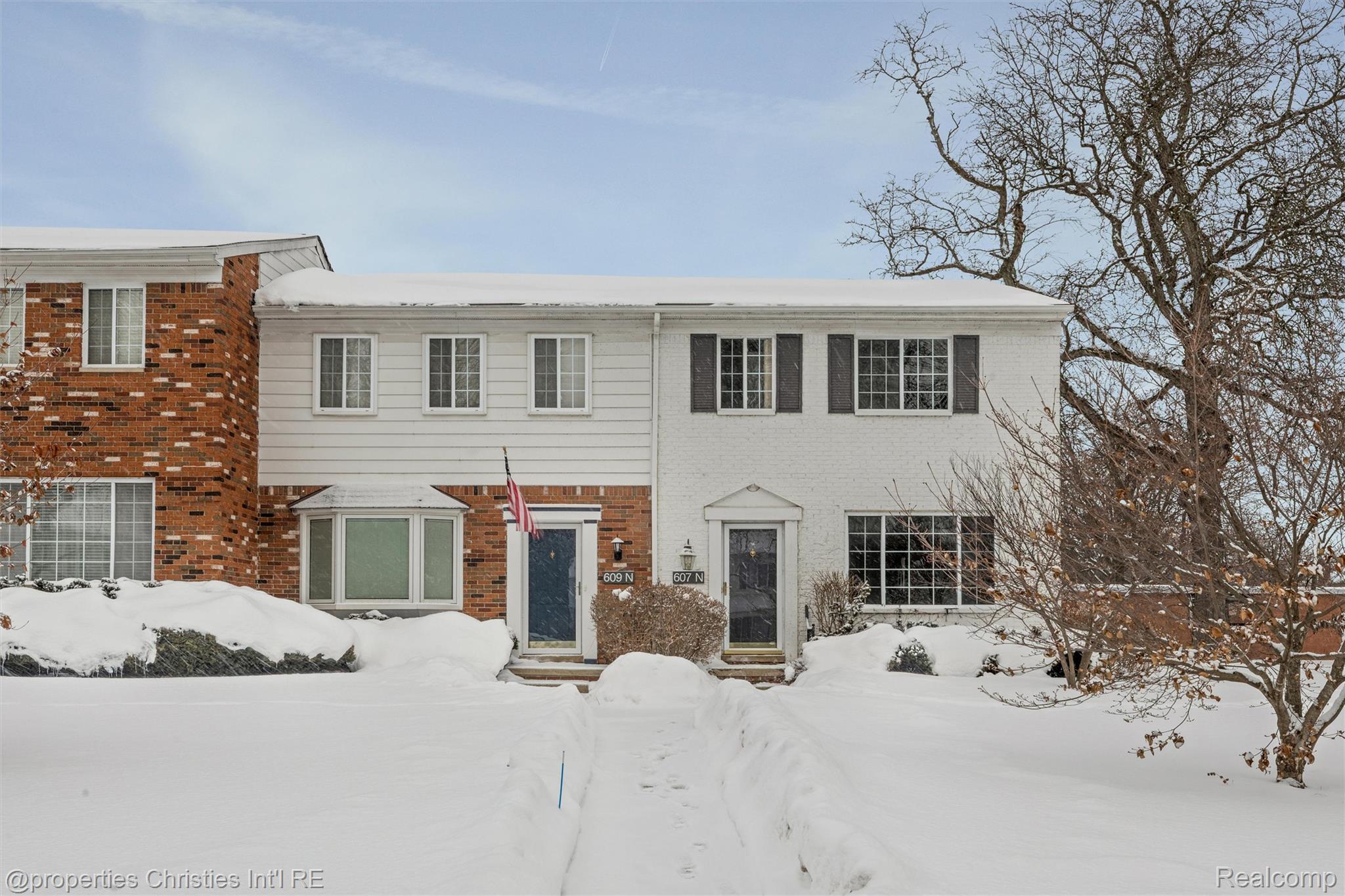 607 Fox Hills Drive N