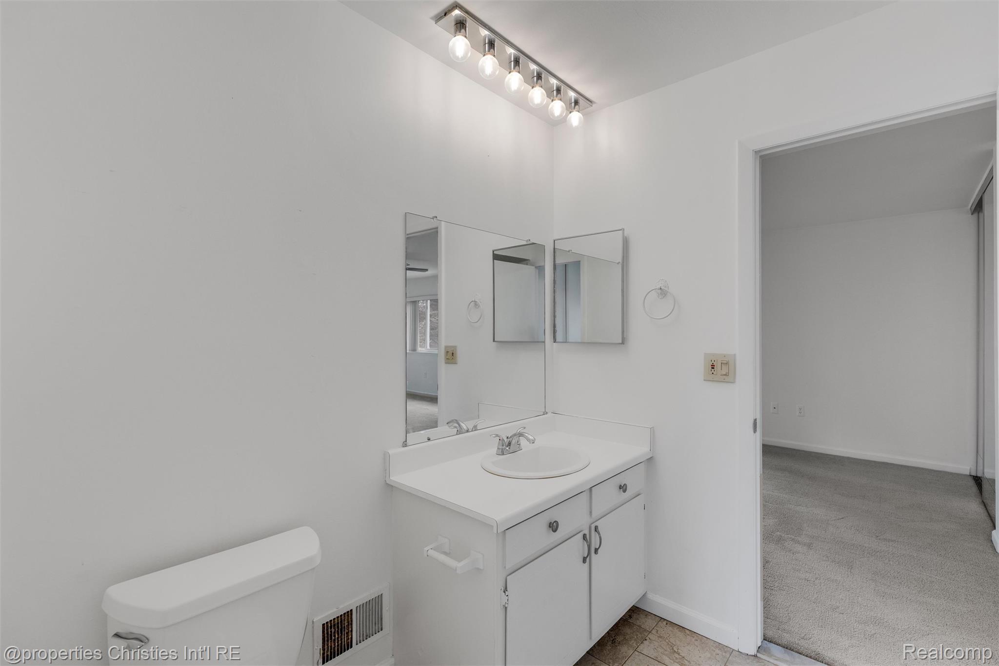 1833 Torquay Avenue Unit: 233