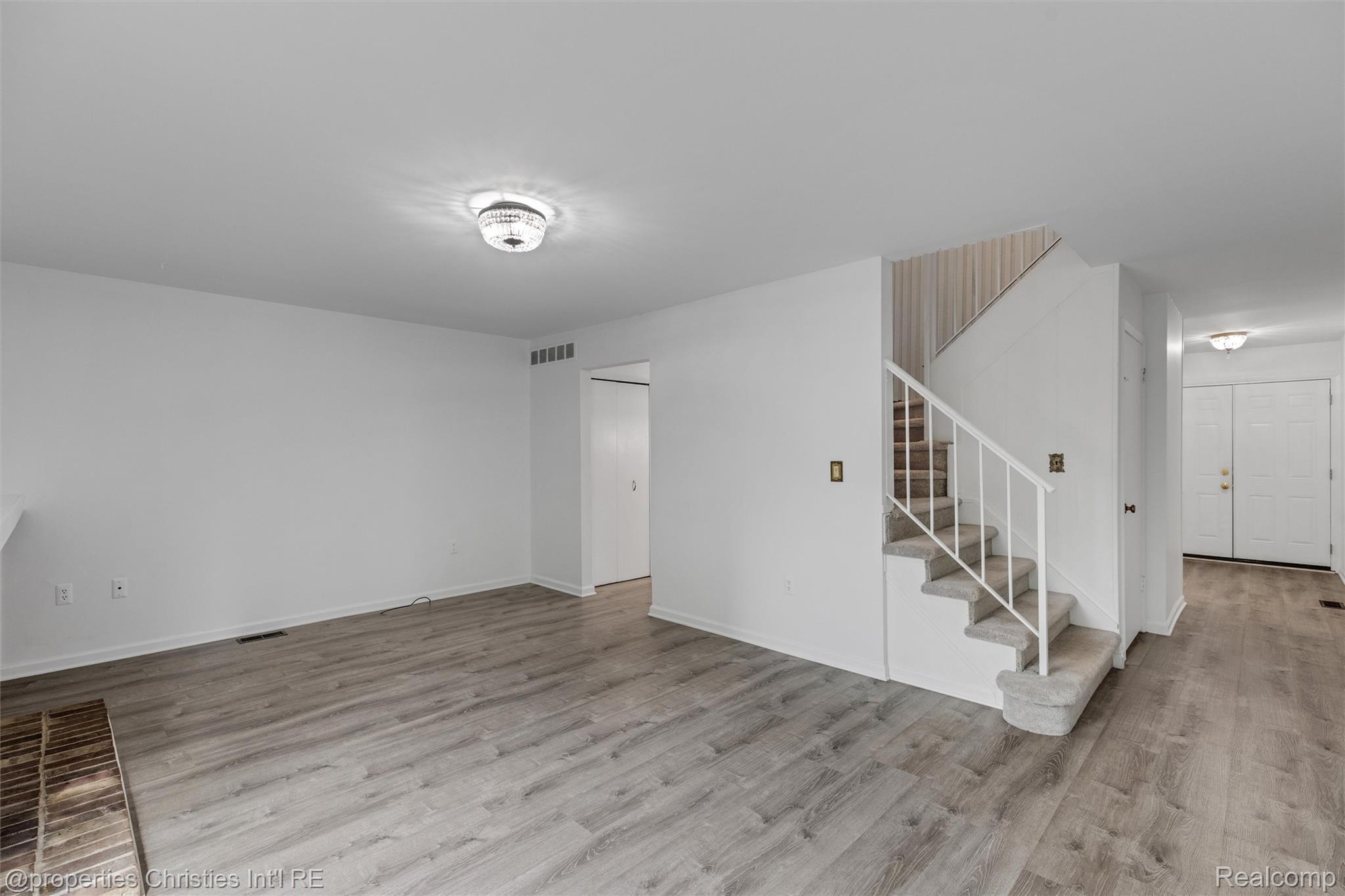 1833 Torquay Avenue Unit: 233
