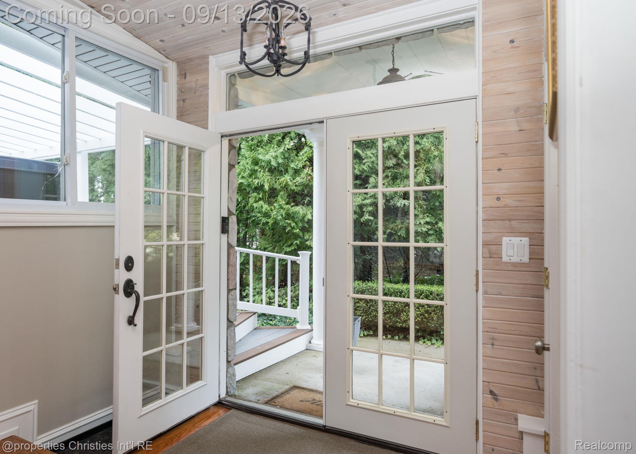 900 Indianwood Road