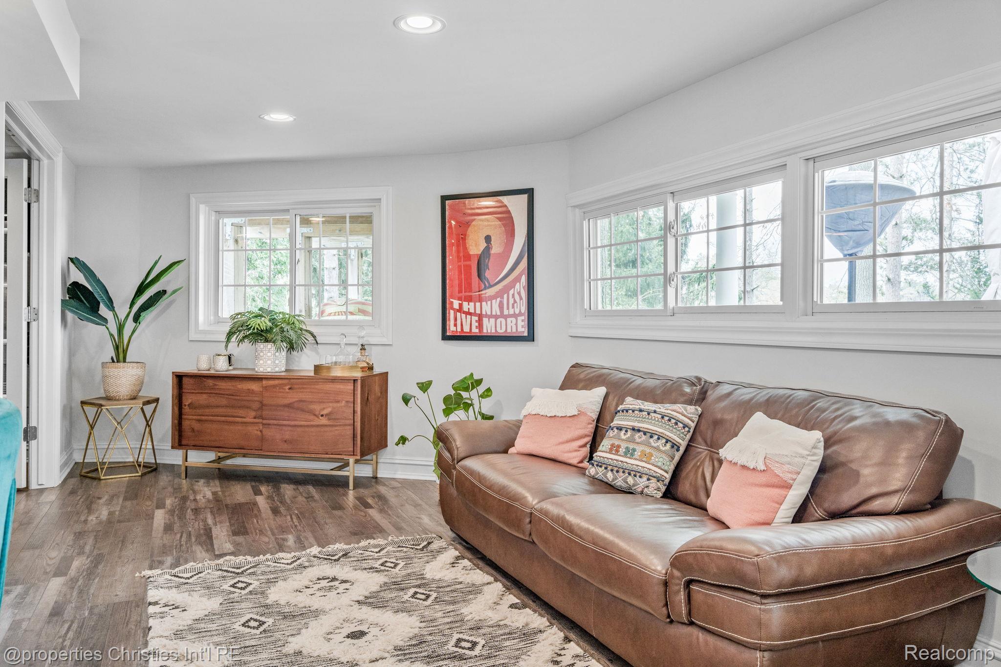 900 Indianwood Road