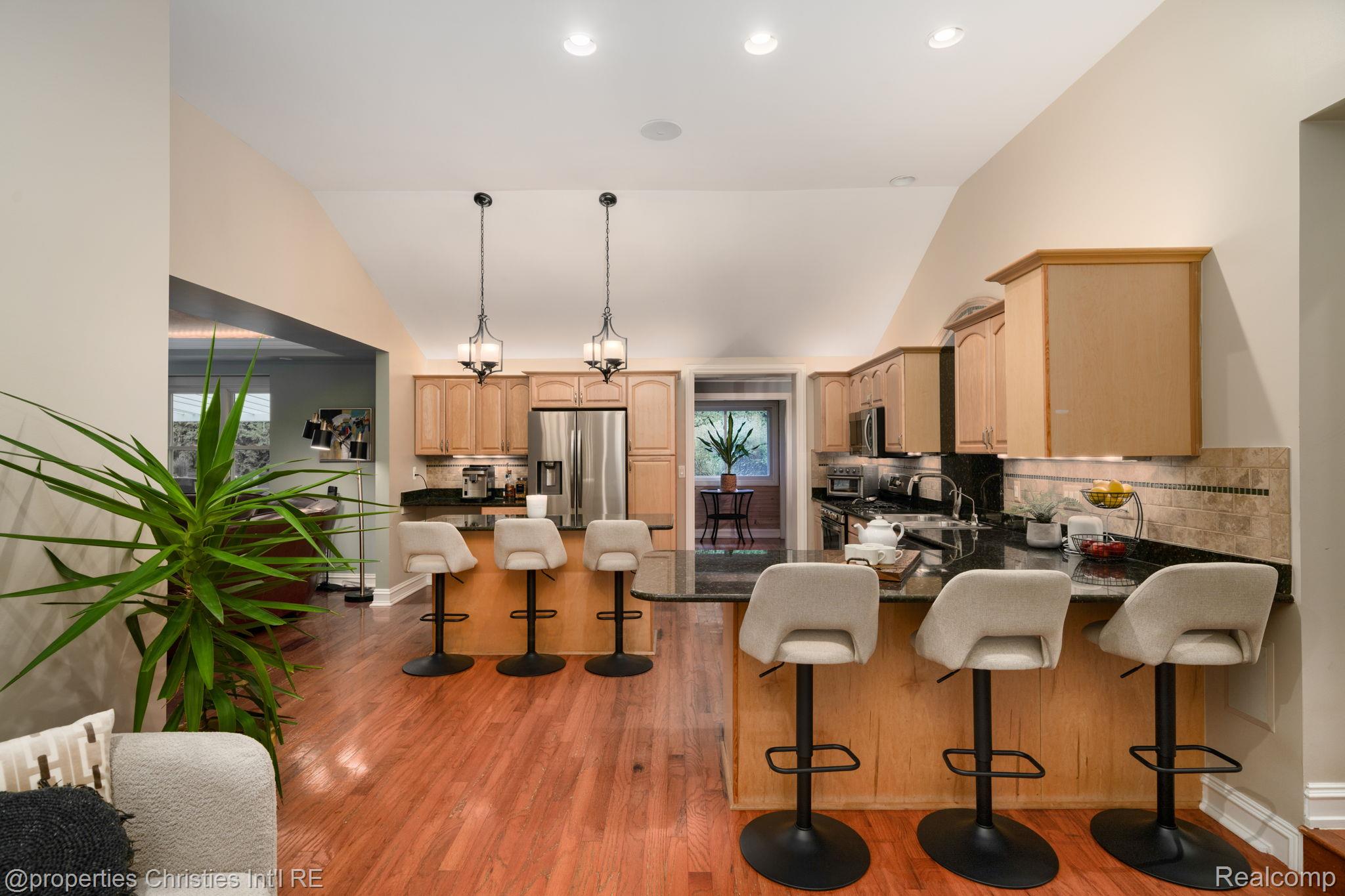 900 Indianwood Road