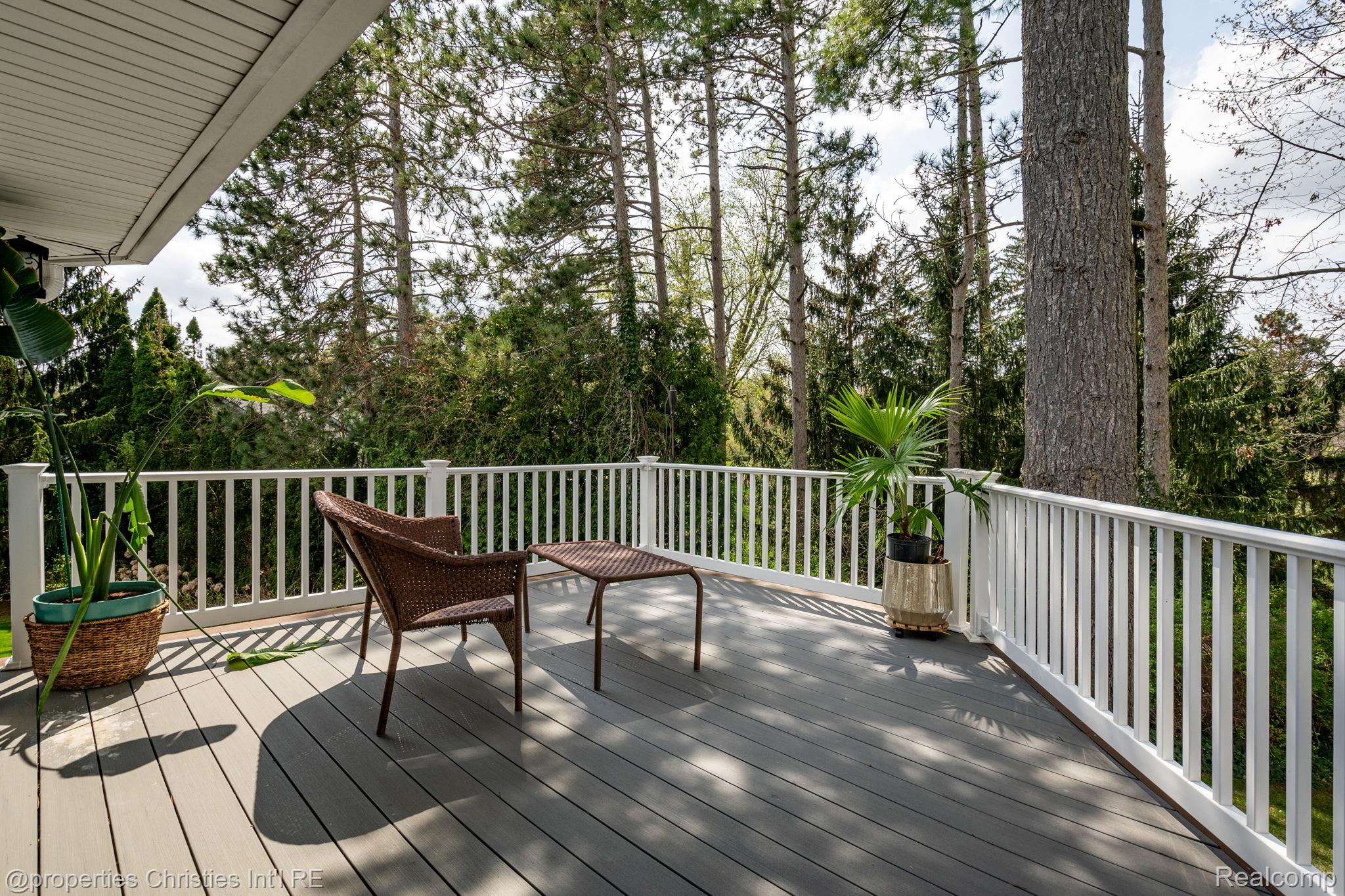 900 Indianwood Road