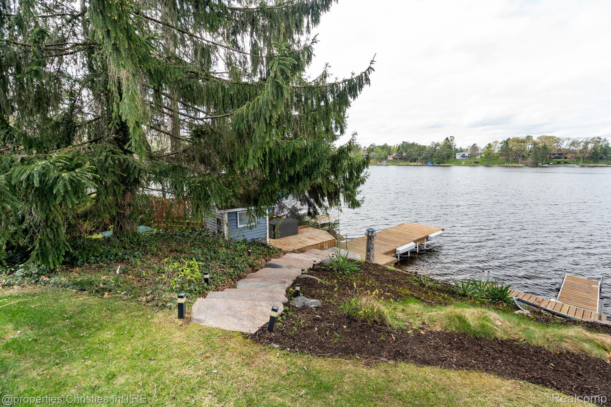 900 Indianwood Road