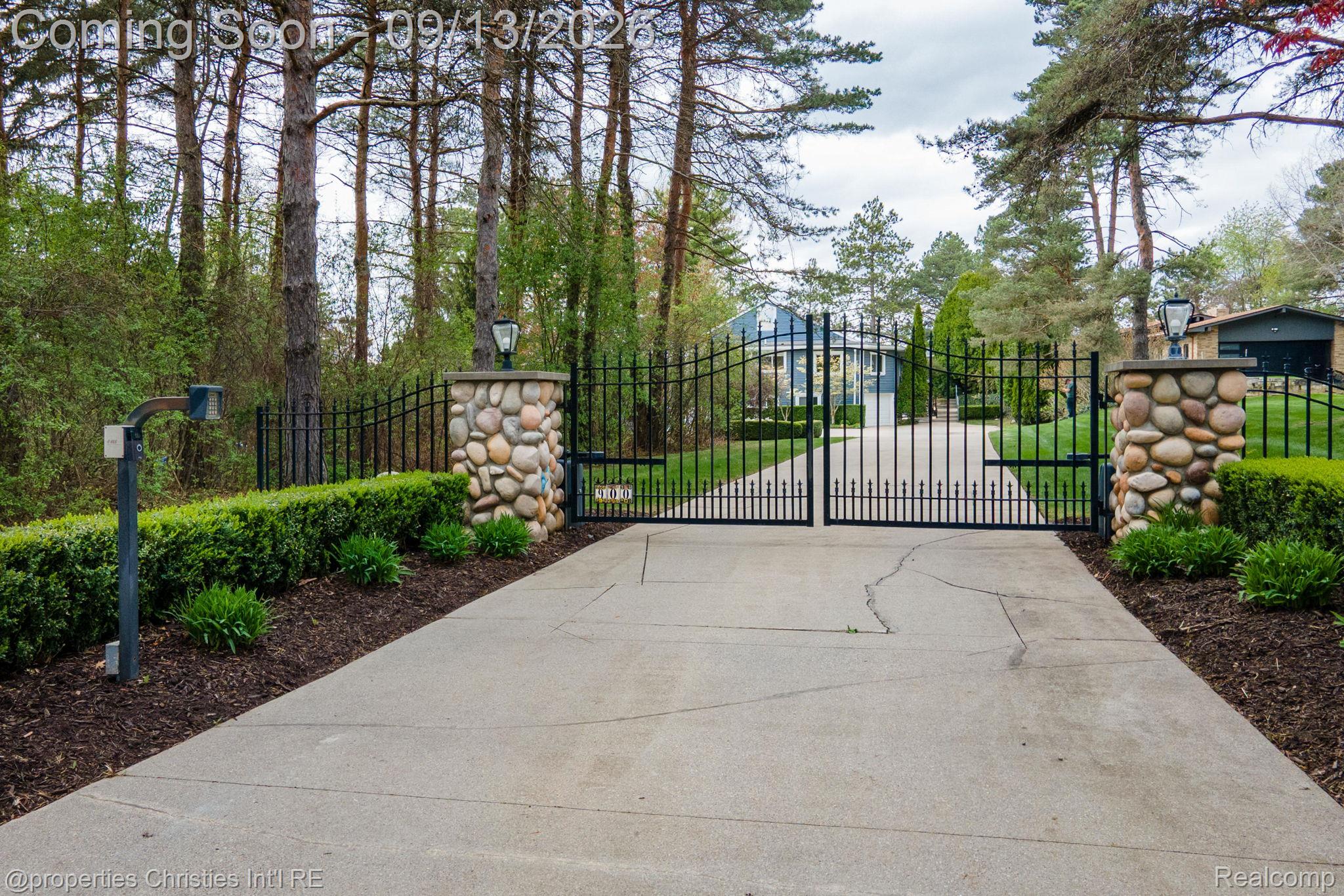900 Indianwood Road
