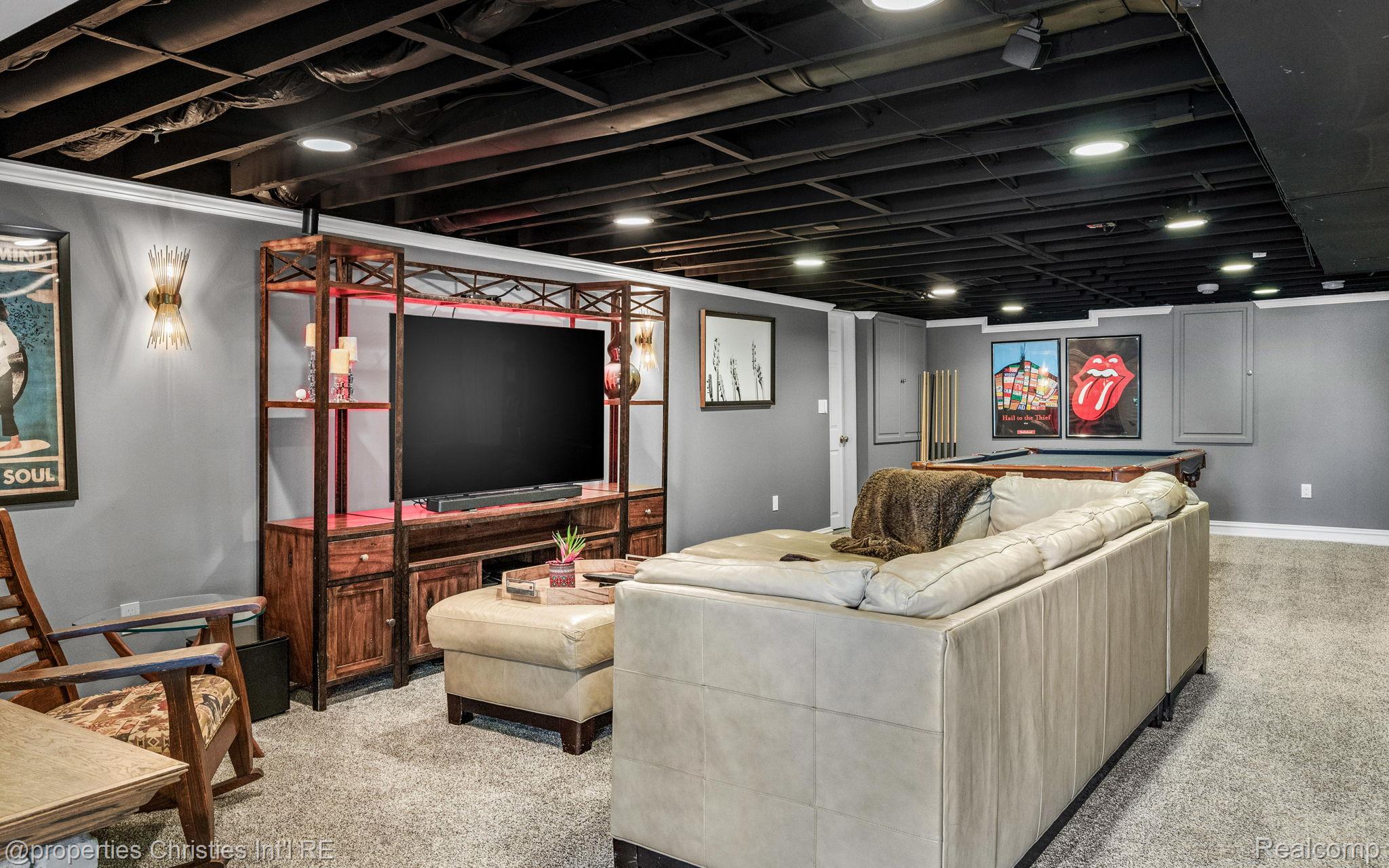 900 Indianwood Road