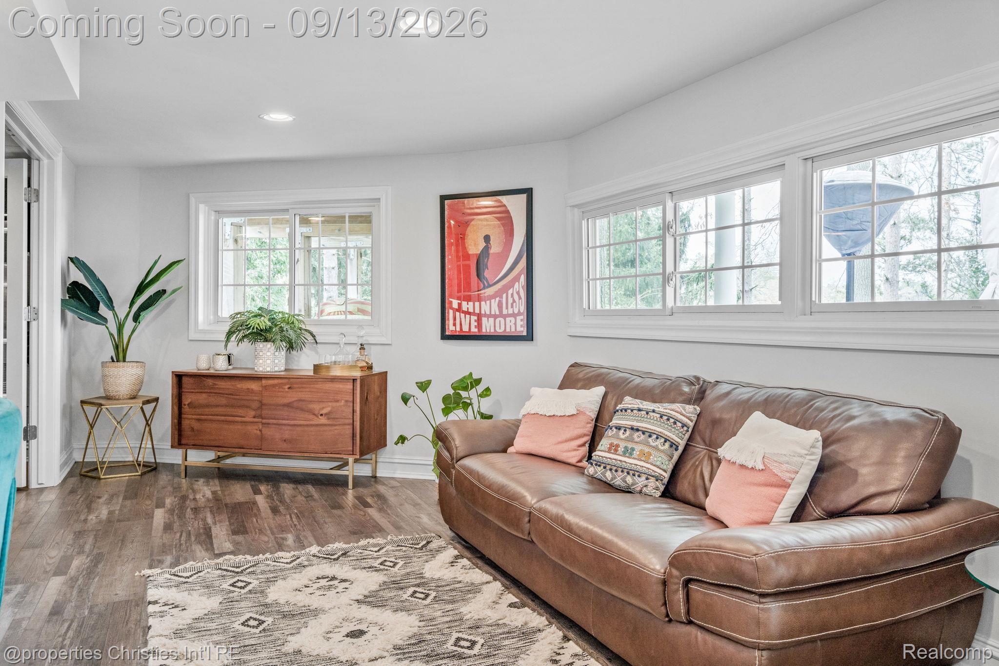 900 Indianwood Road