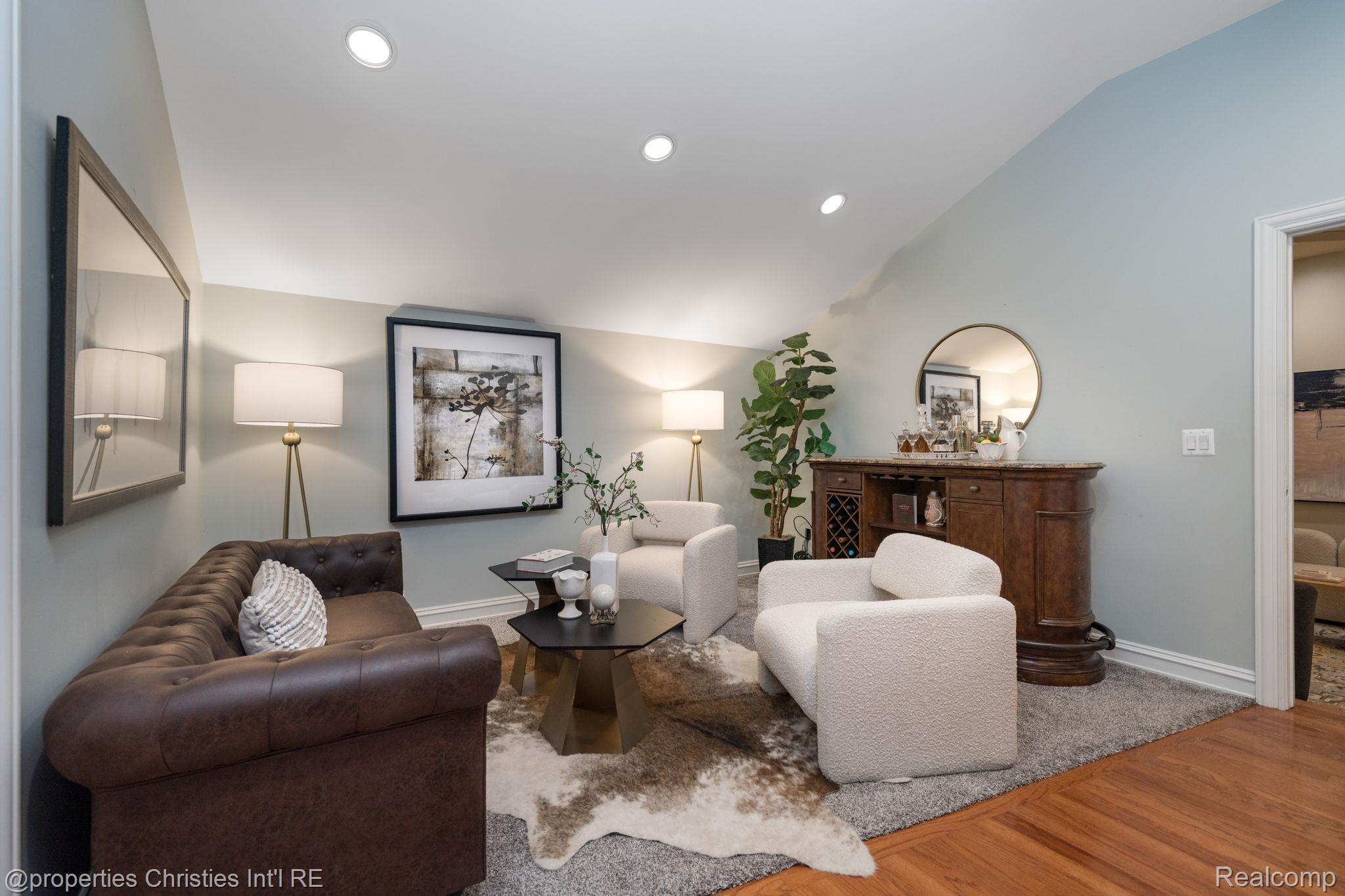 900 Indianwood Road