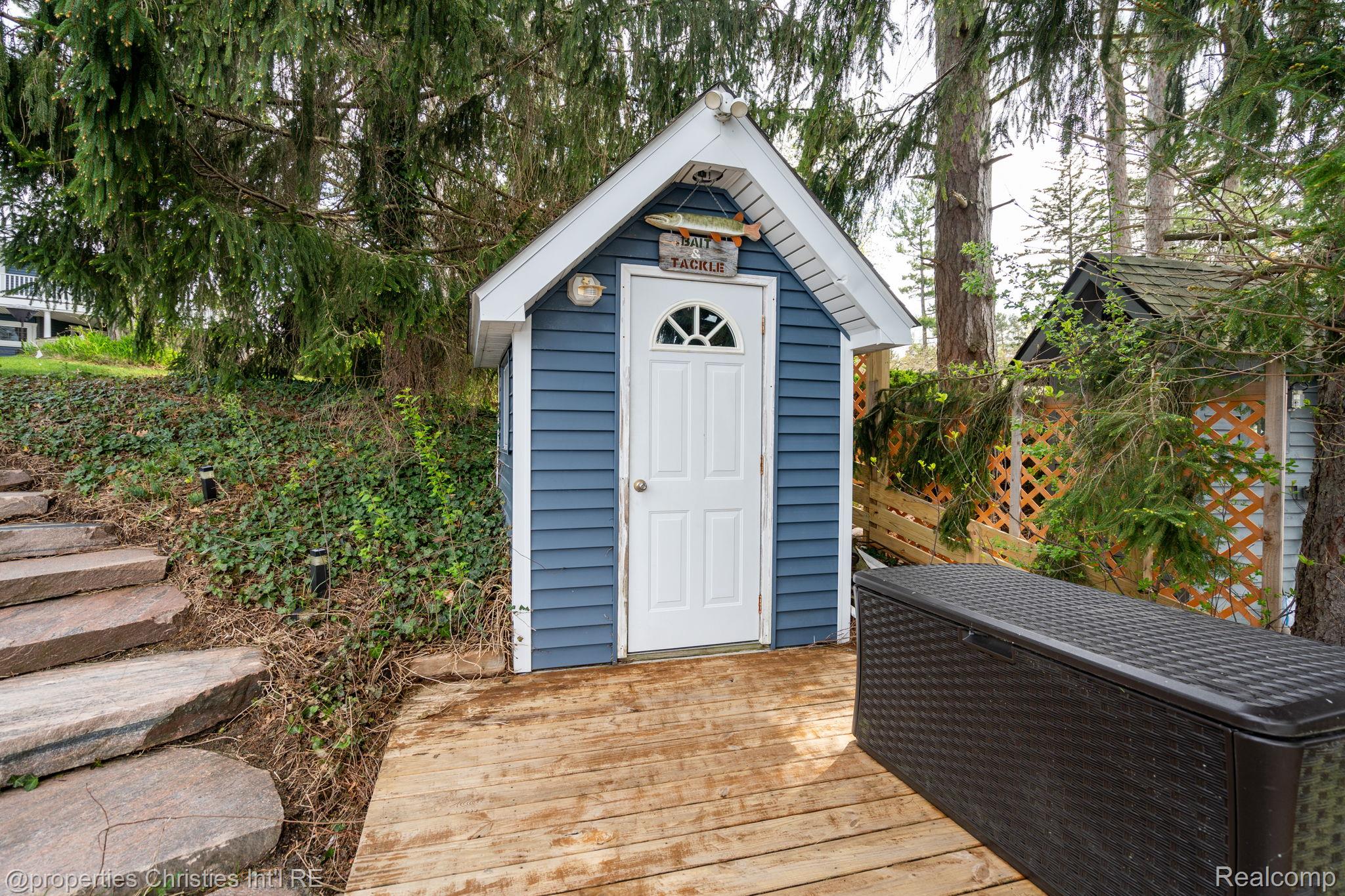900 Indianwood Road