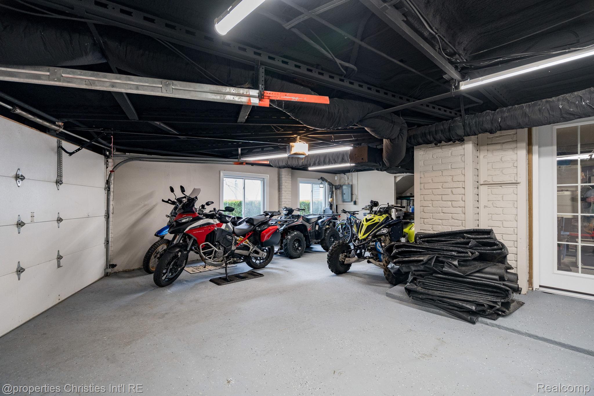 900 Indianwood Road