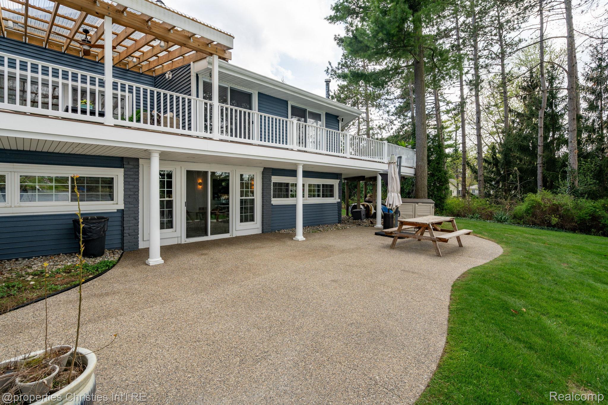 900 Indianwood Road