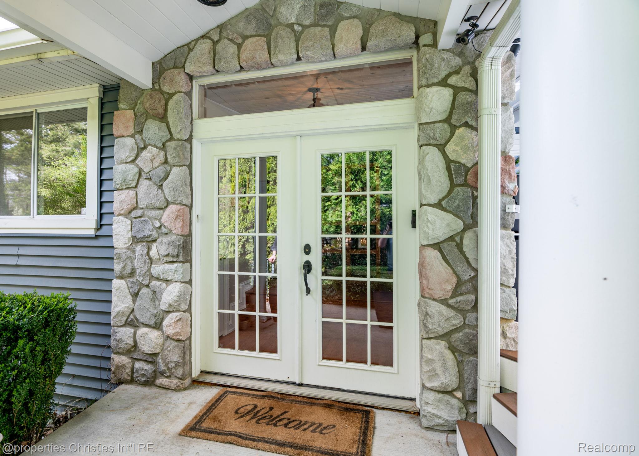 900 Indianwood Road