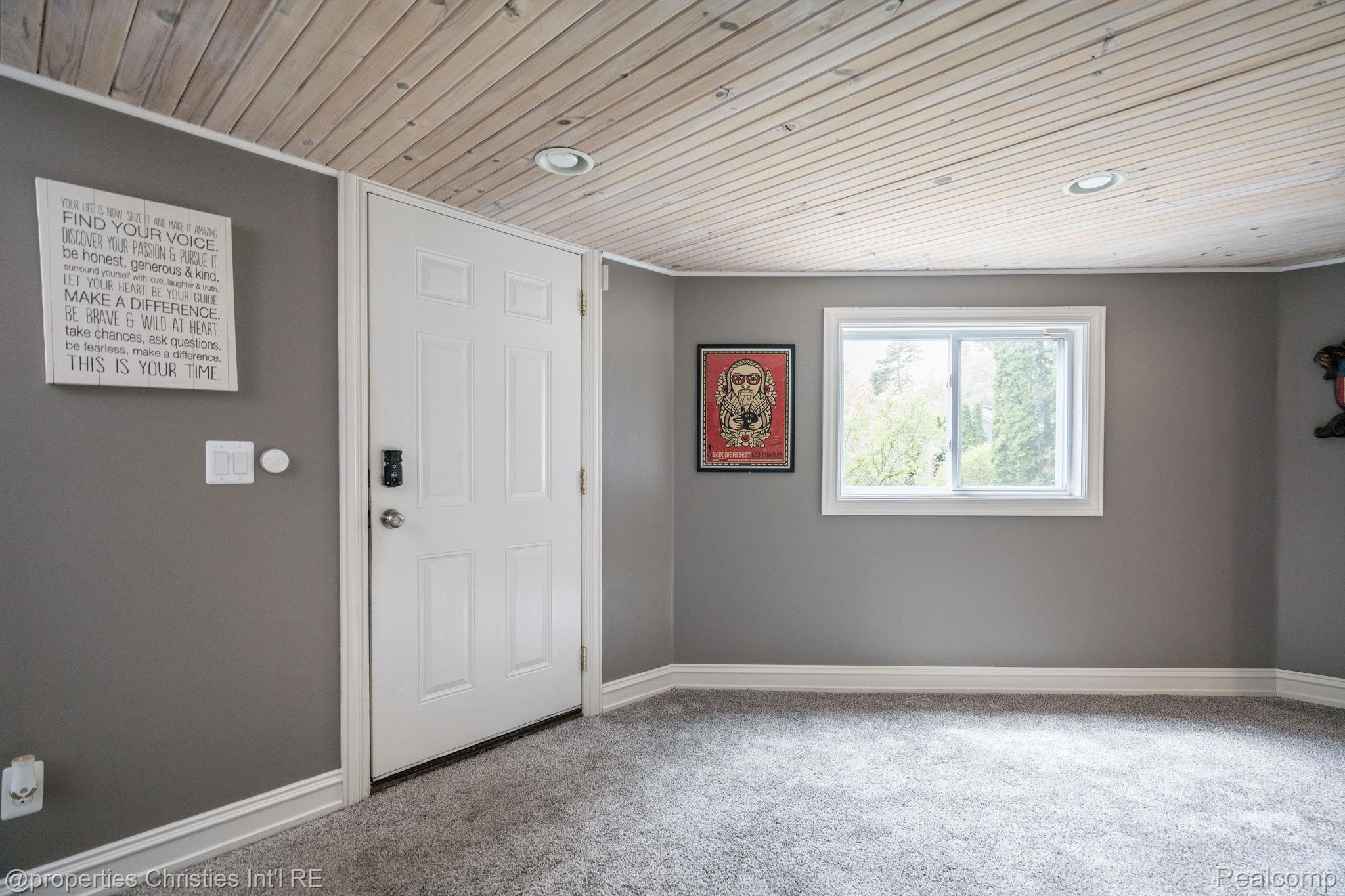 900 Indianwood Road
