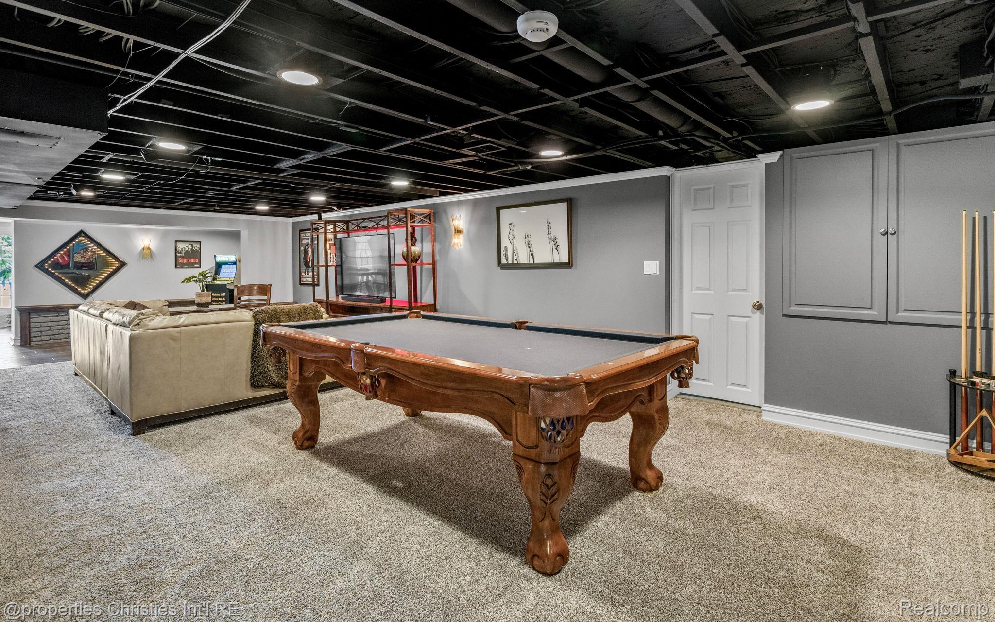 900 Indianwood Road