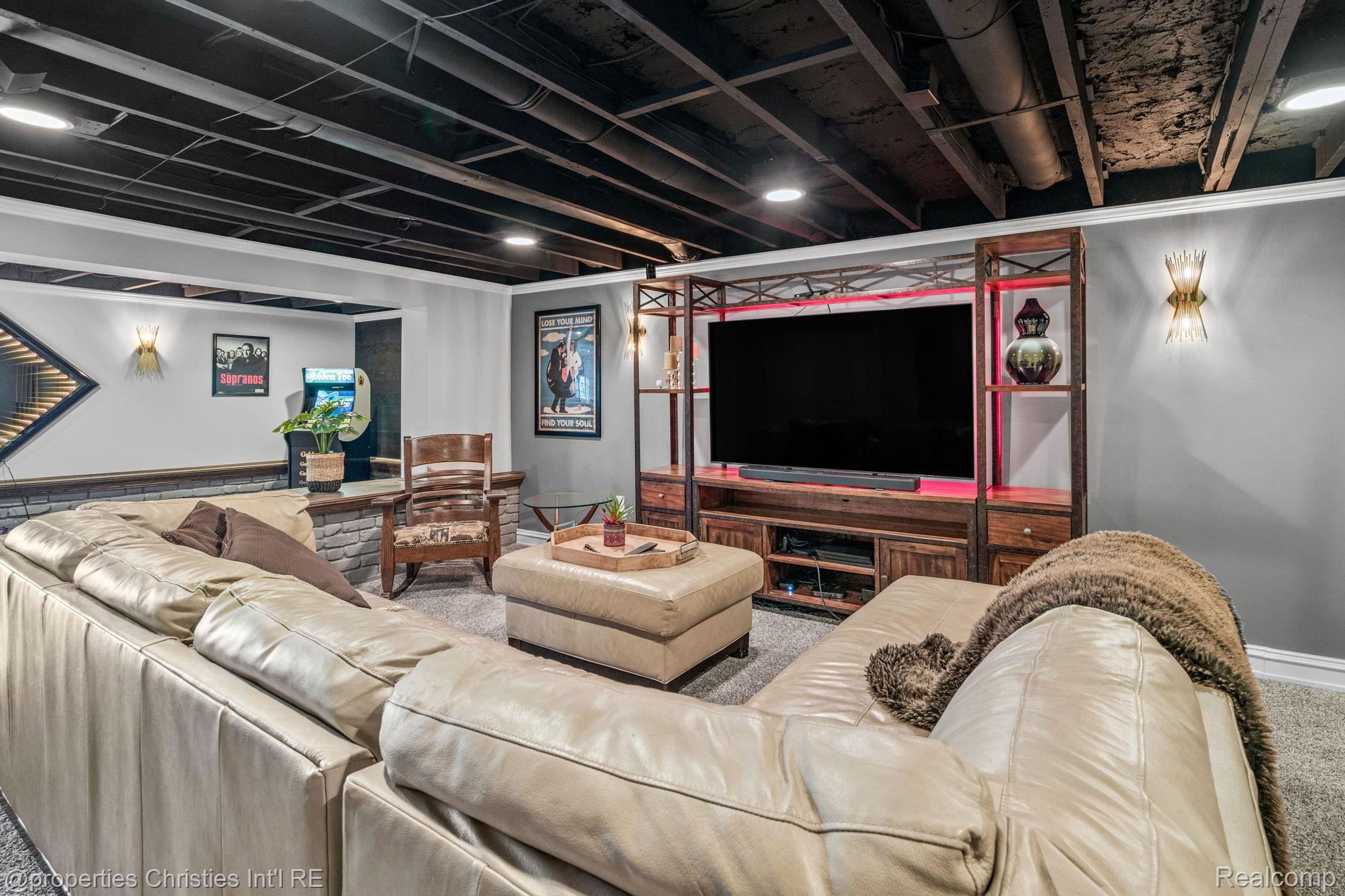 900 Indianwood Road