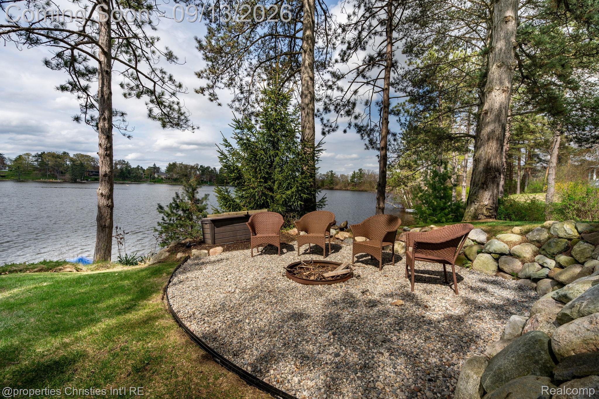 900 Indianwood Road