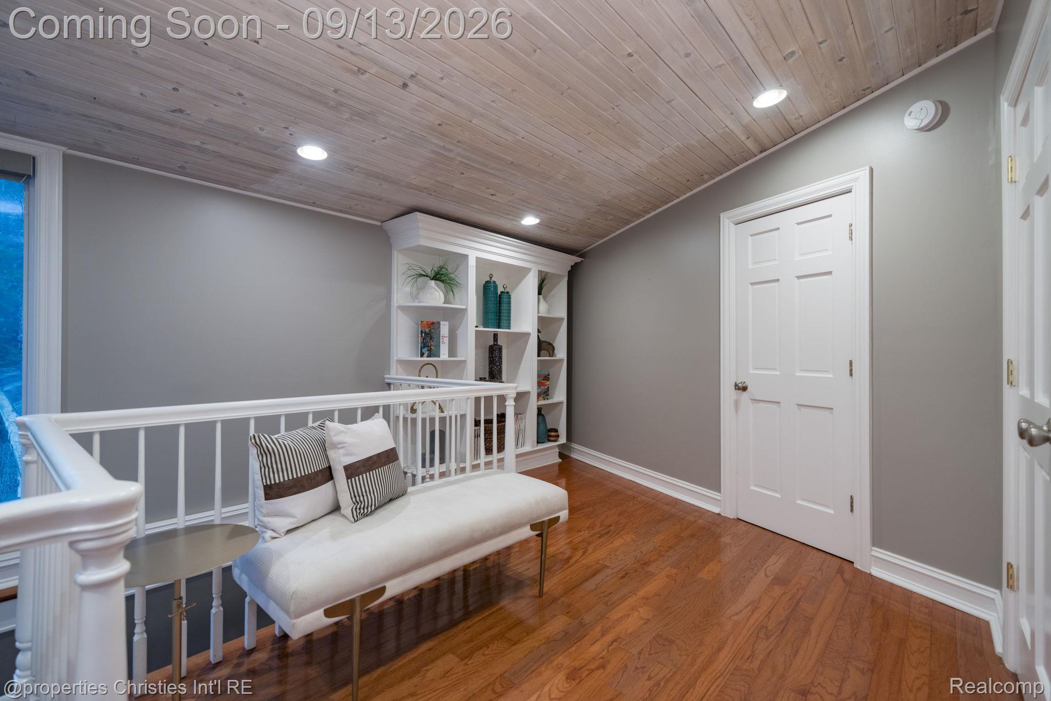 900 Indianwood Road