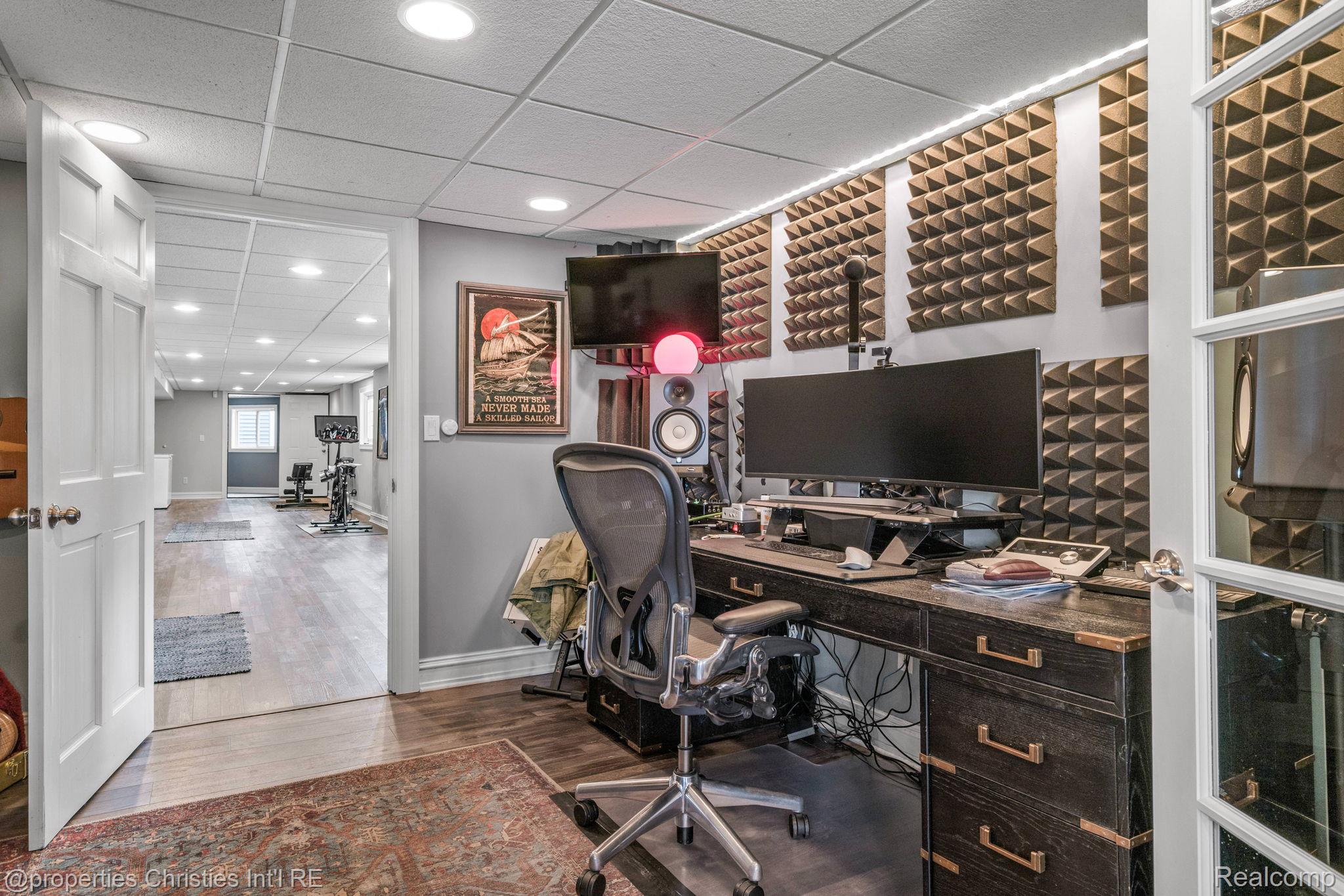 900 Indianwood Road