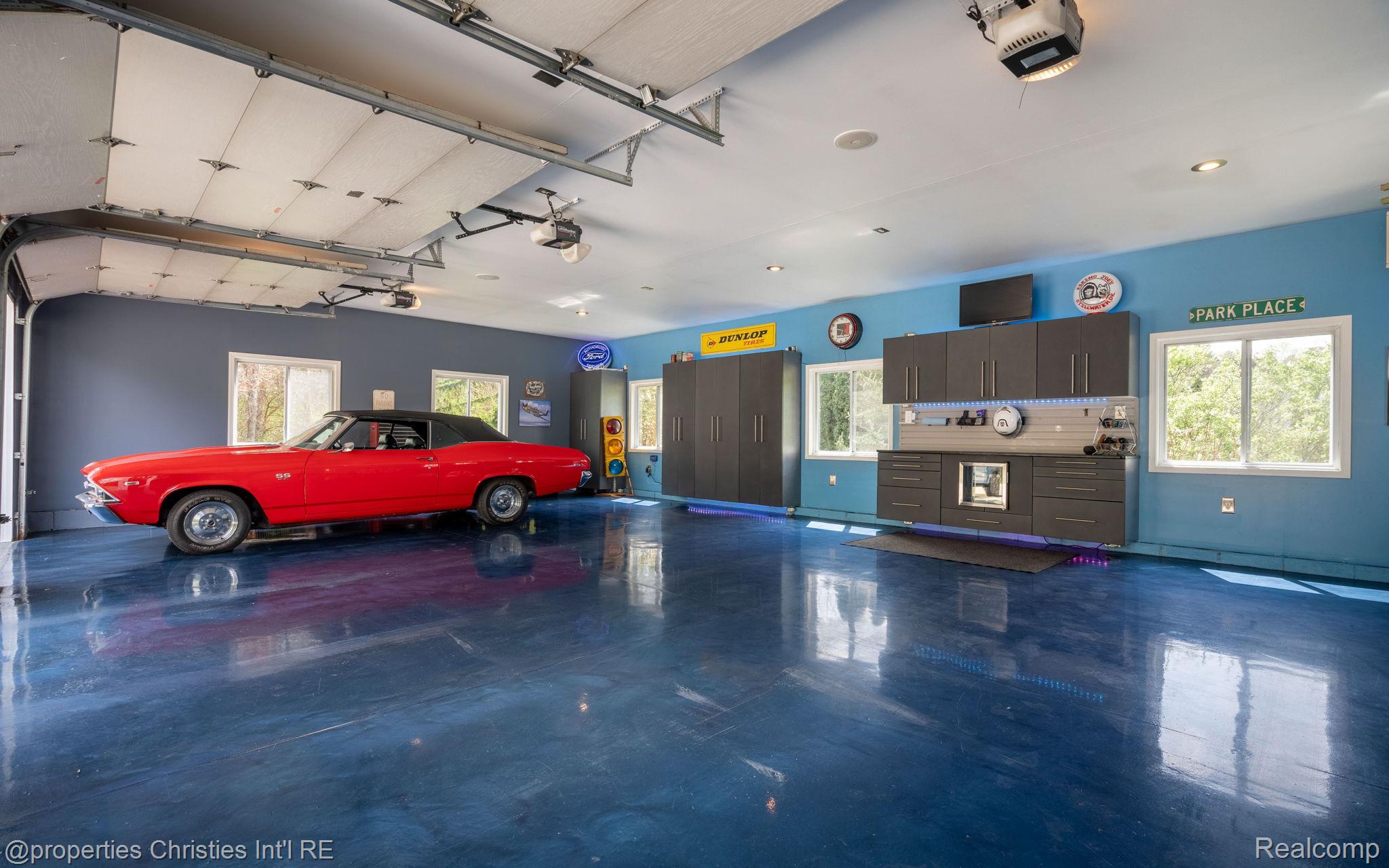 900 Indianwood Road