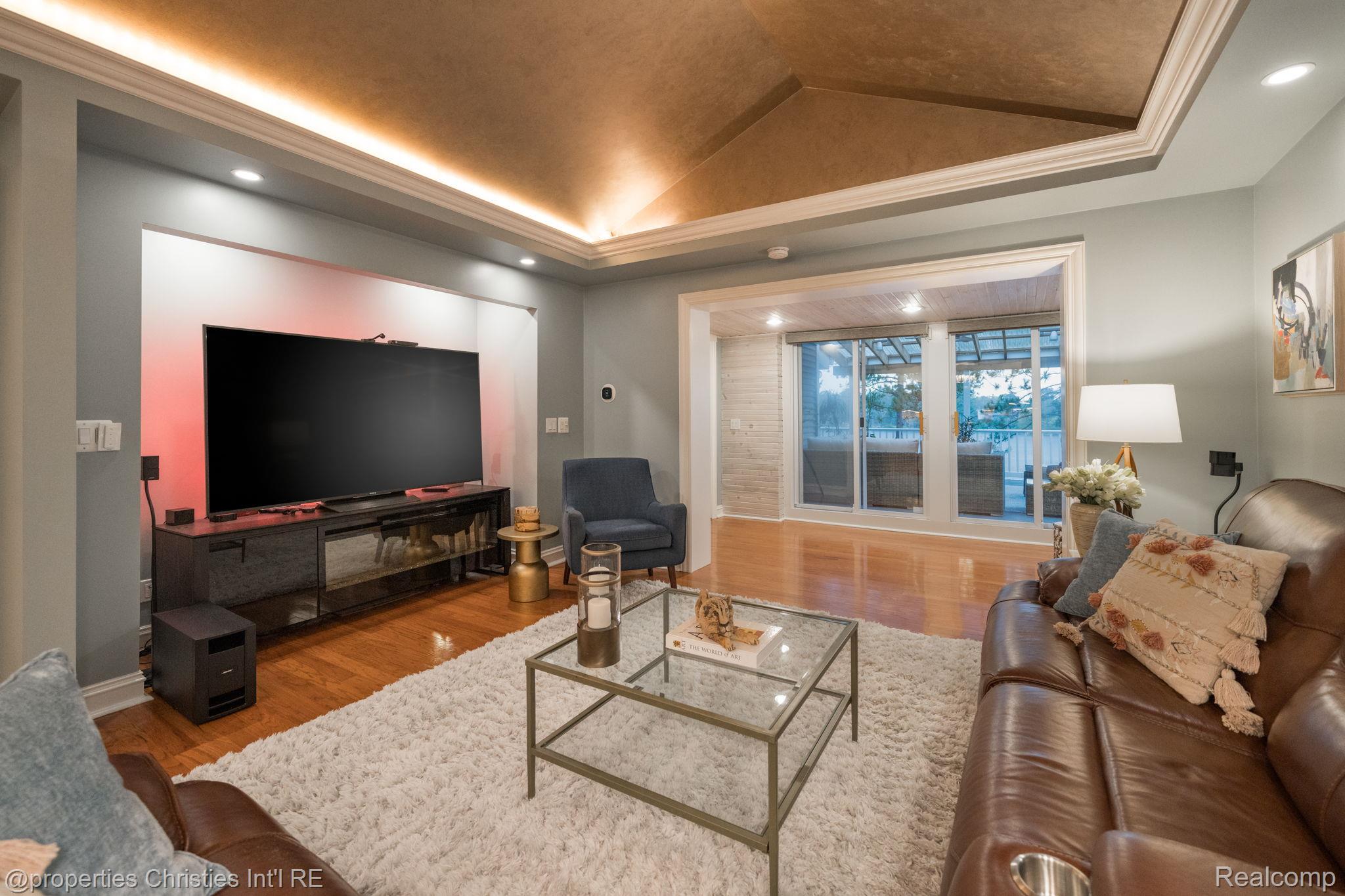 900 Indianwood Road