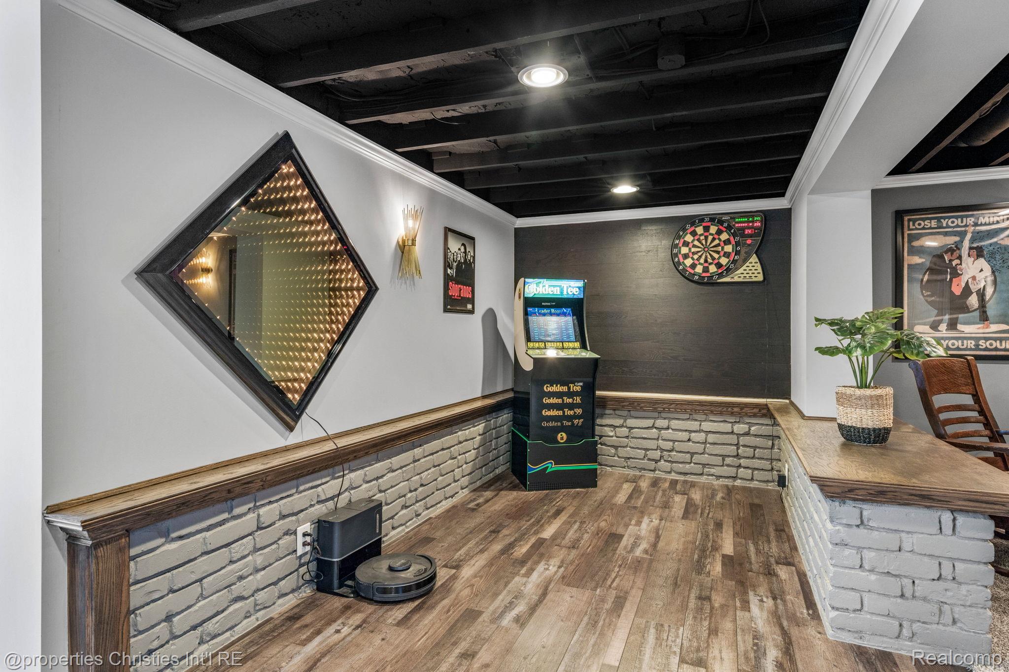 900 Indianwood Road