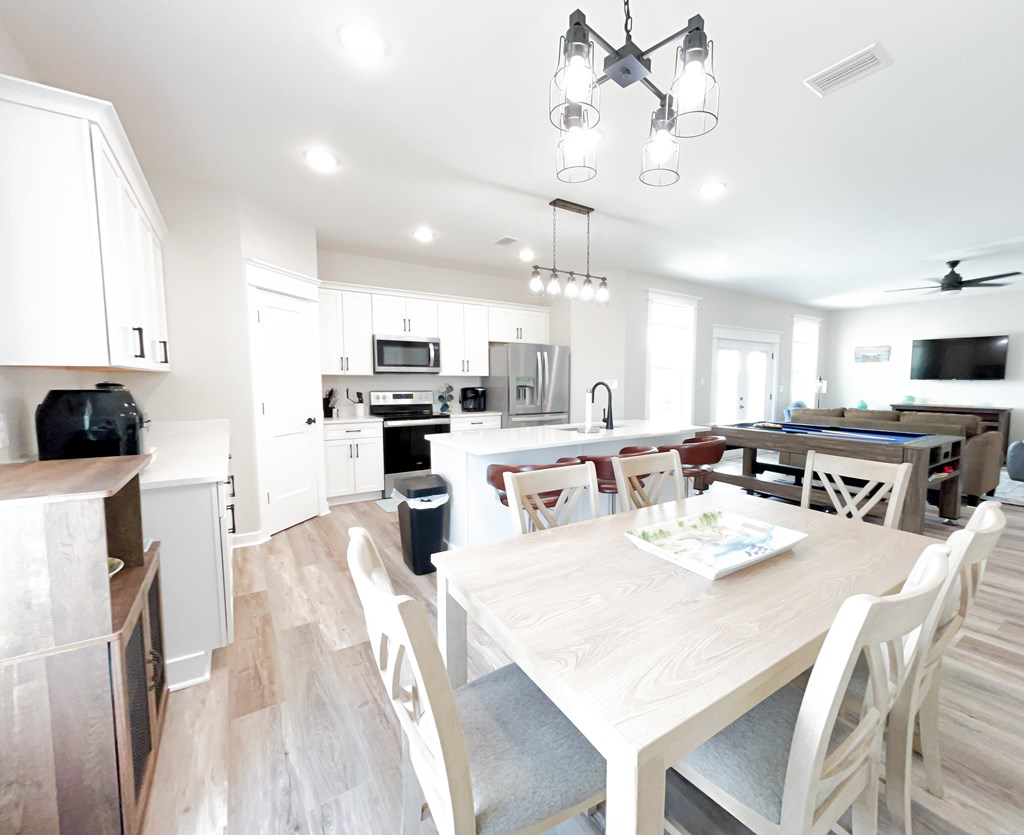 402 California Dr, 32456