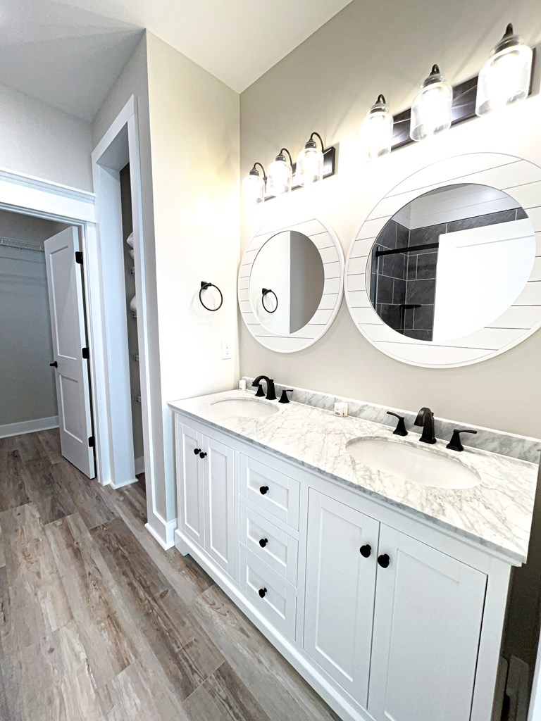 402 California Dr, 32456