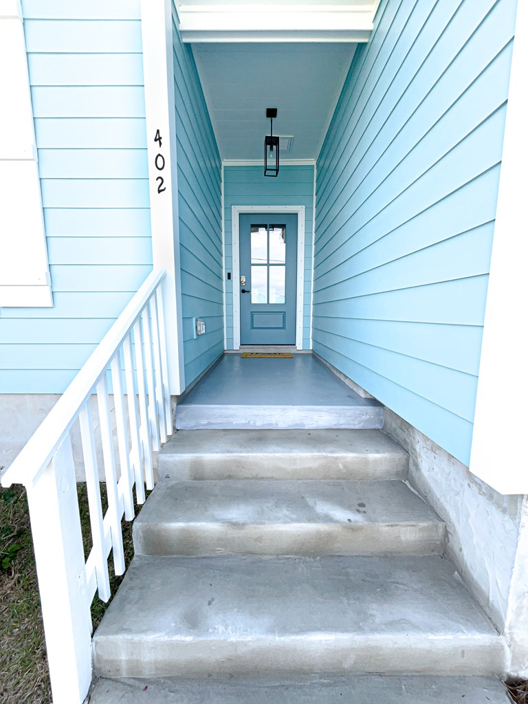 402 California Dr, 32456