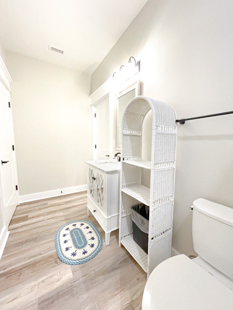 402 California Dr, 32456