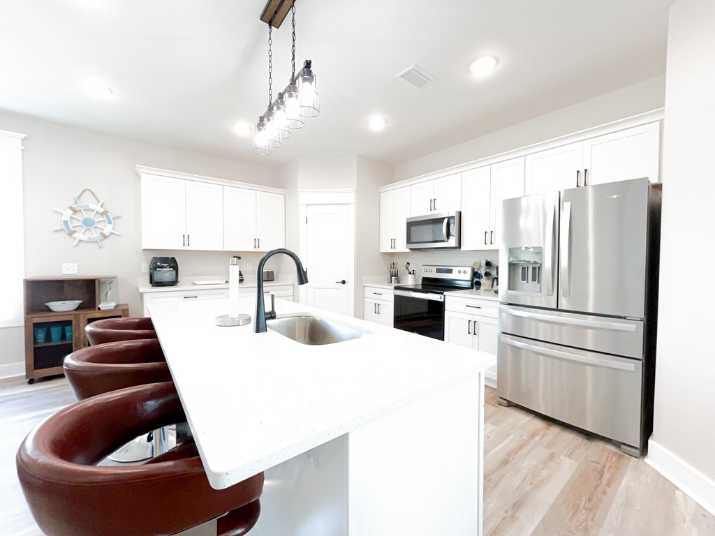 402 California Dr, 32456