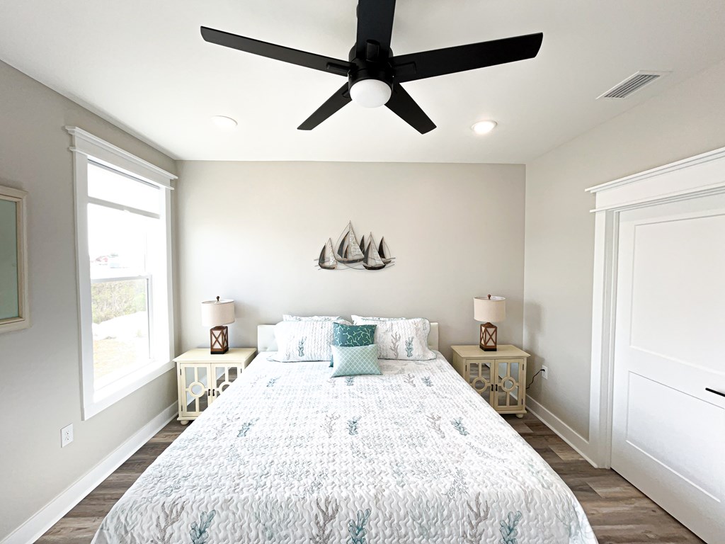 402 California Dr, 32456