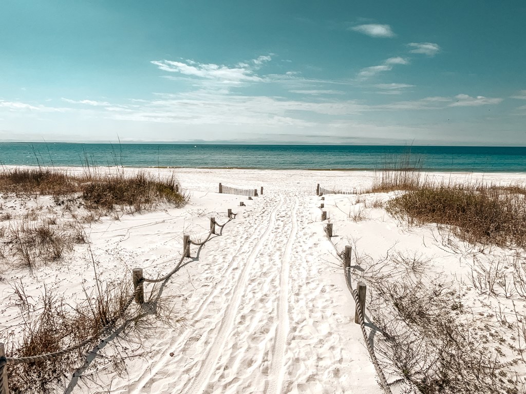 402 California Dr, 32456