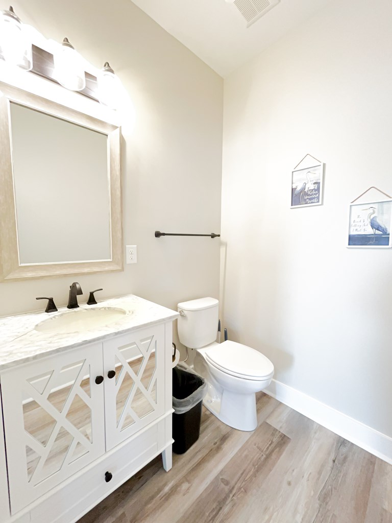 402 California Dr, 32456