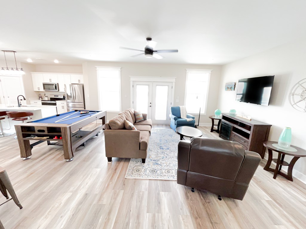 402 California Dr, 32456