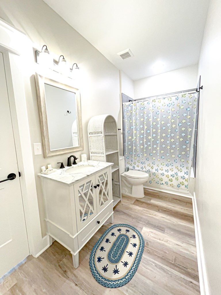 402 California Dr, 32456