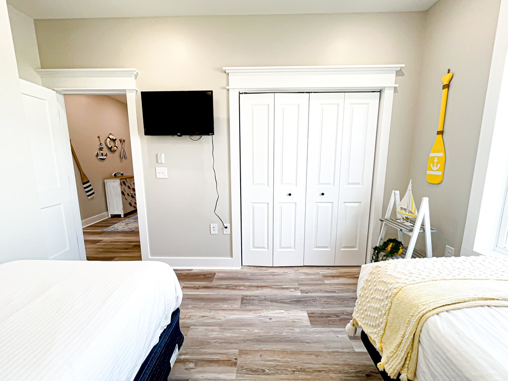 402 California Dr, 32456